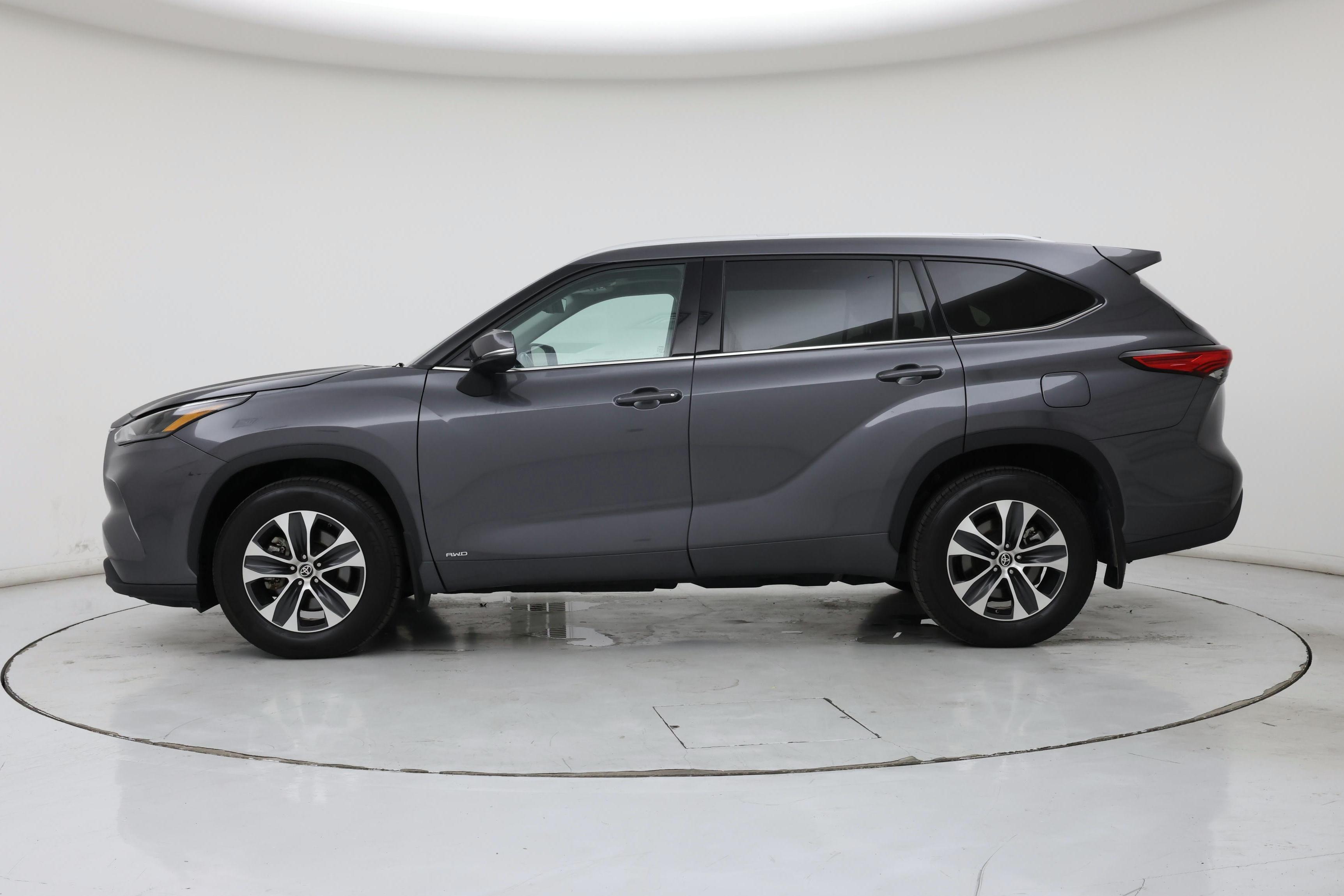 Thumbnail: 2022 Toyota Highlander - 3