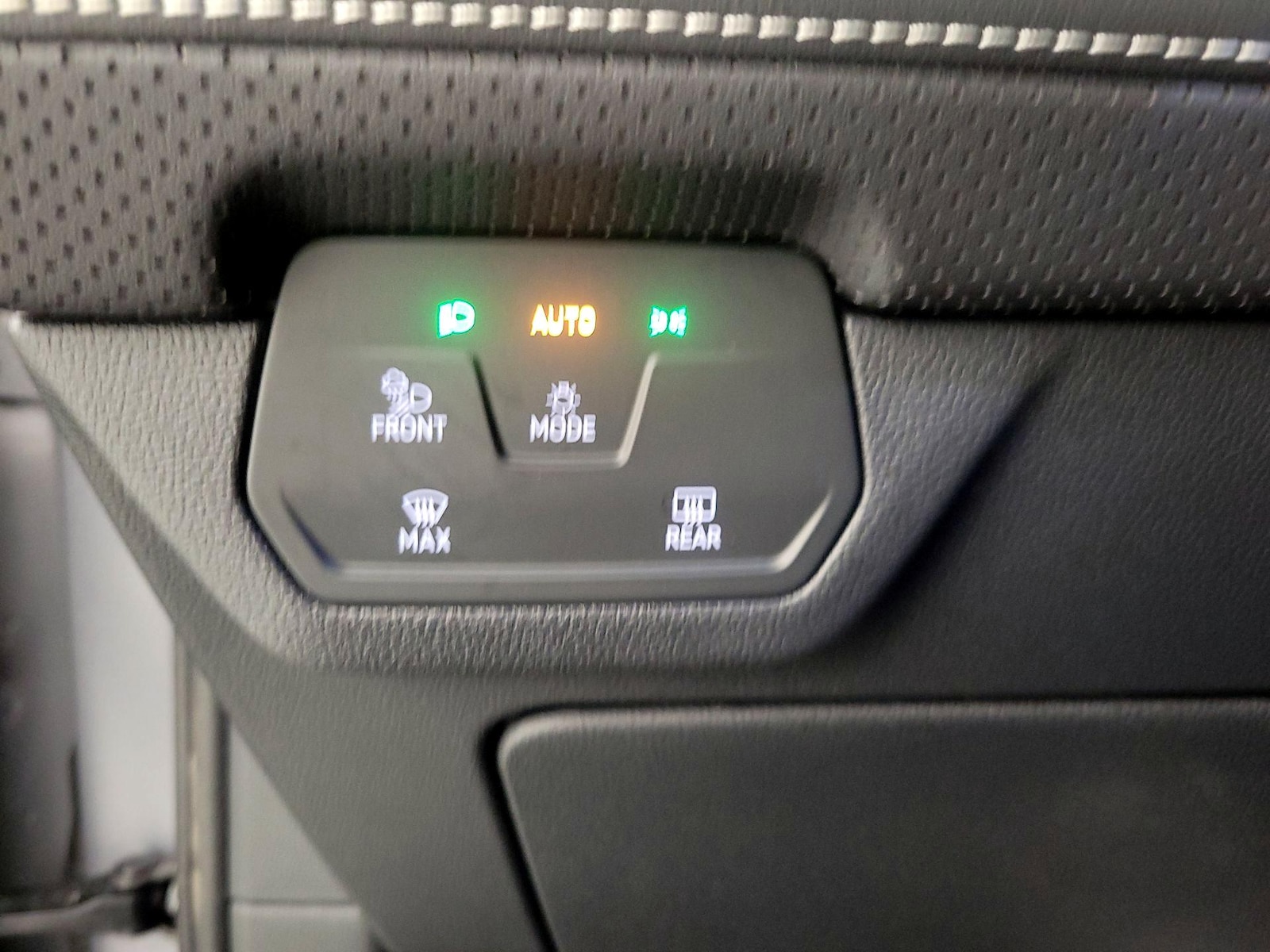 2025 Volkswagen Atlas SE w/Tech - Photo 14