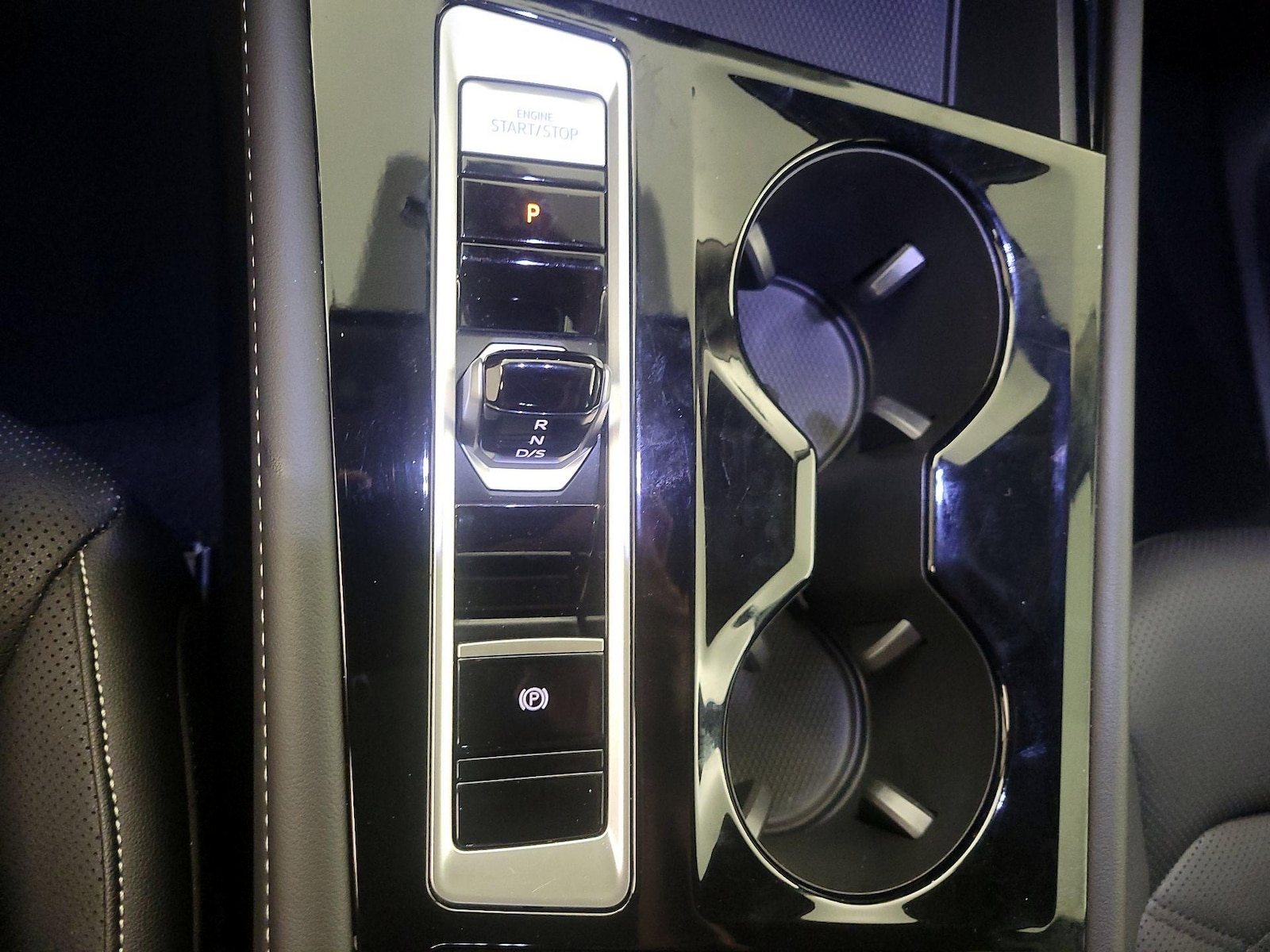 2025 Volkswagen Atlas SE w/Tech - Photo 18