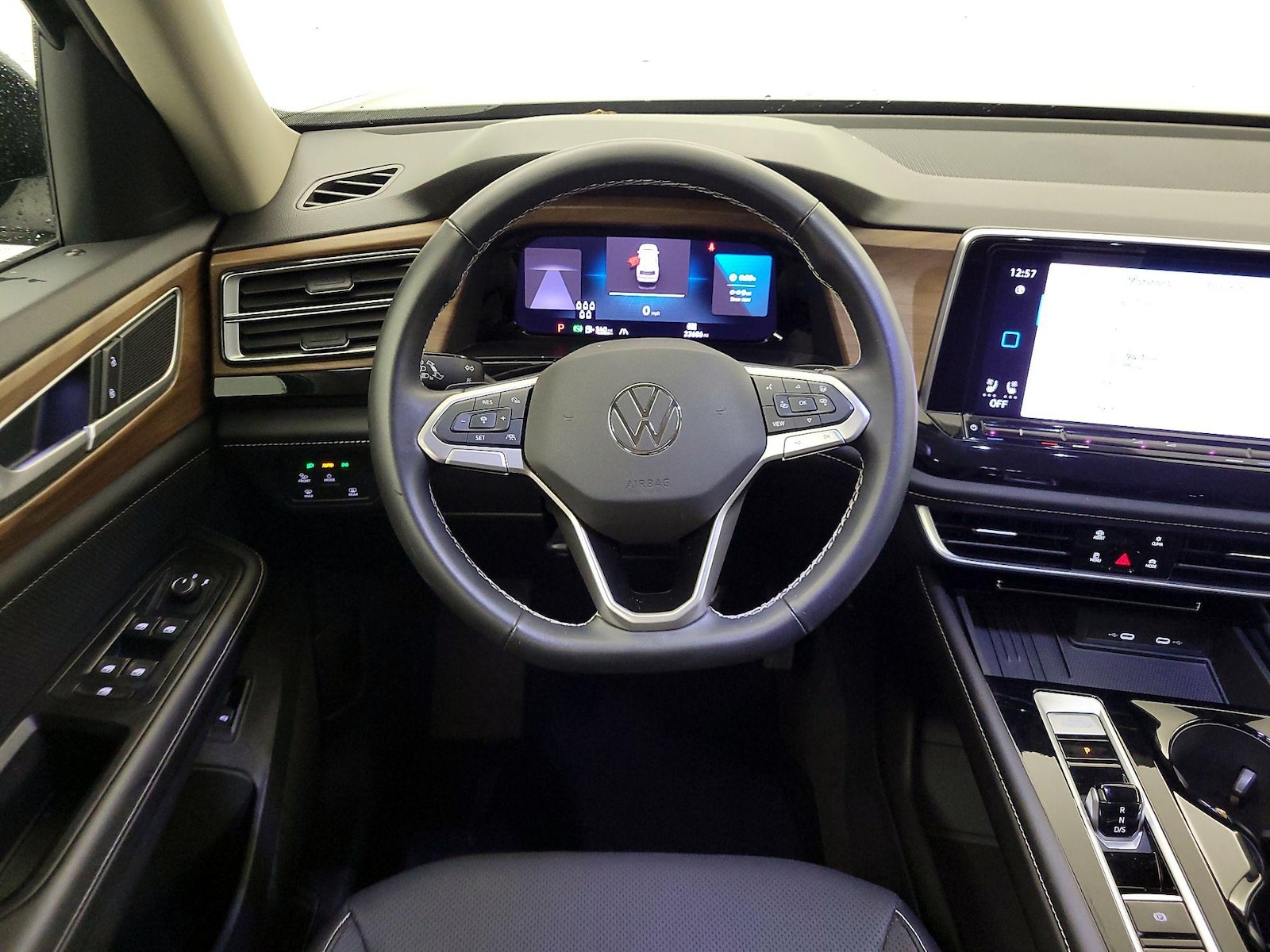 2025 Volkswagen Atlas SE w/Tech - Photo 11