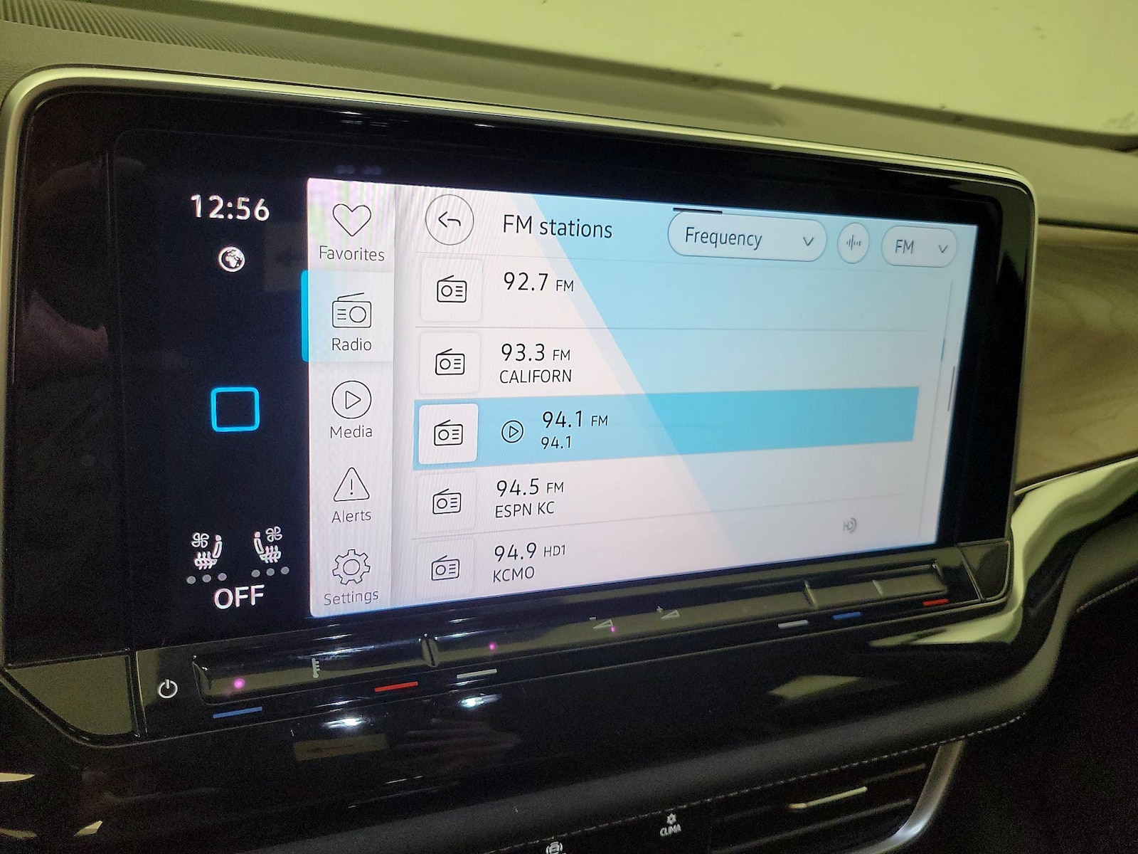 2025 Volkswagen Atlas SE w/Tech - Photo 16