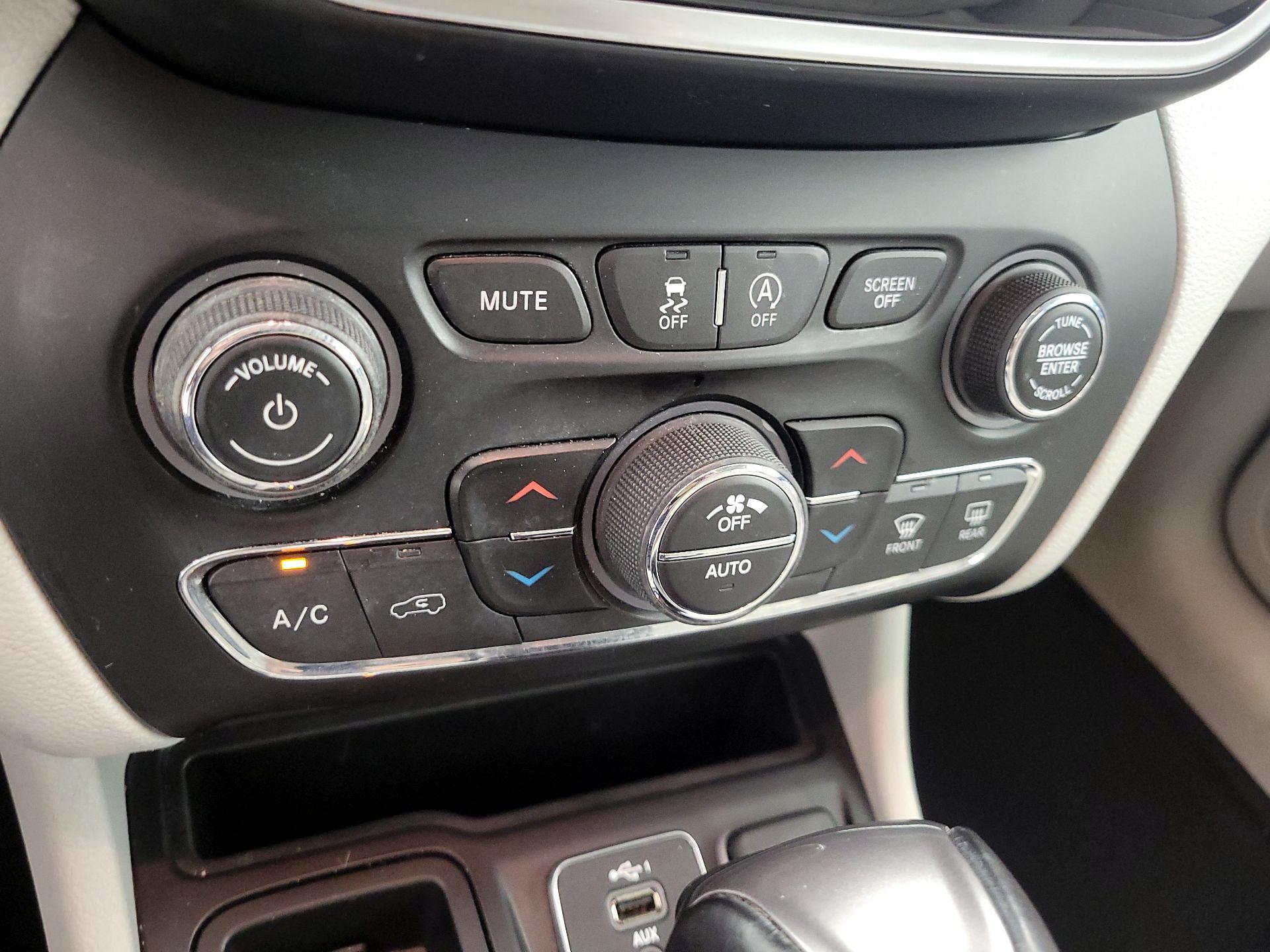 Thumbnail: 2021 Jeep Cherokee - 16