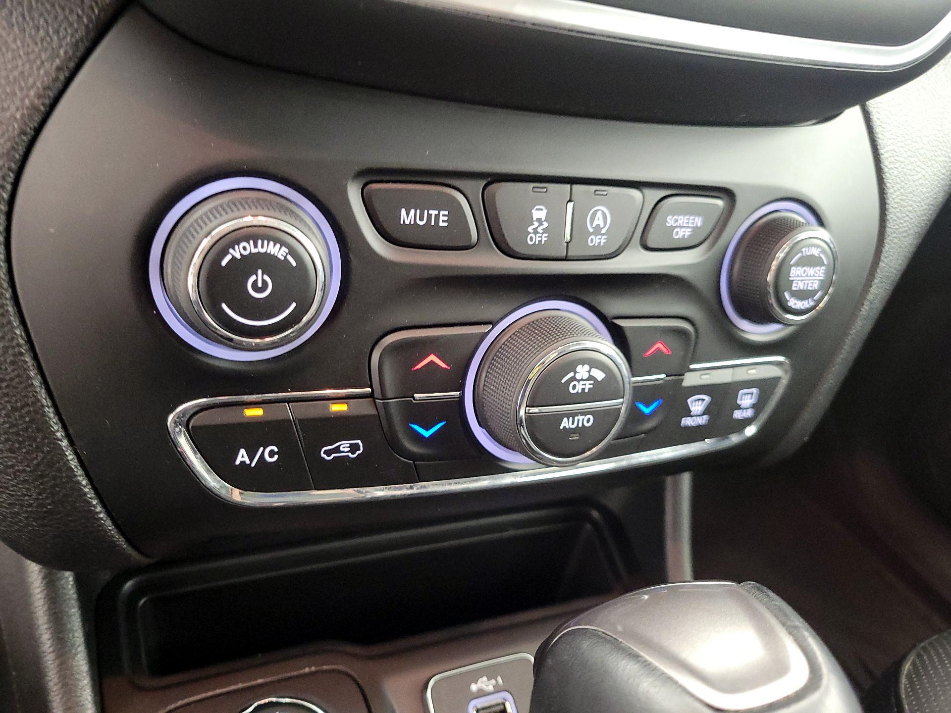 Thumbnail: 2022 Jeep Cherokee - 16