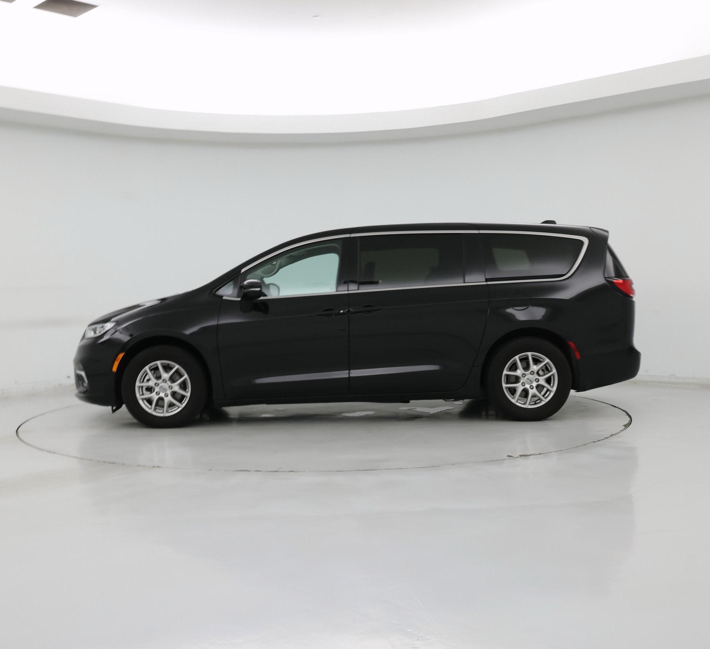 Thumbnail: 2024 Chrysler Pacifica - 3