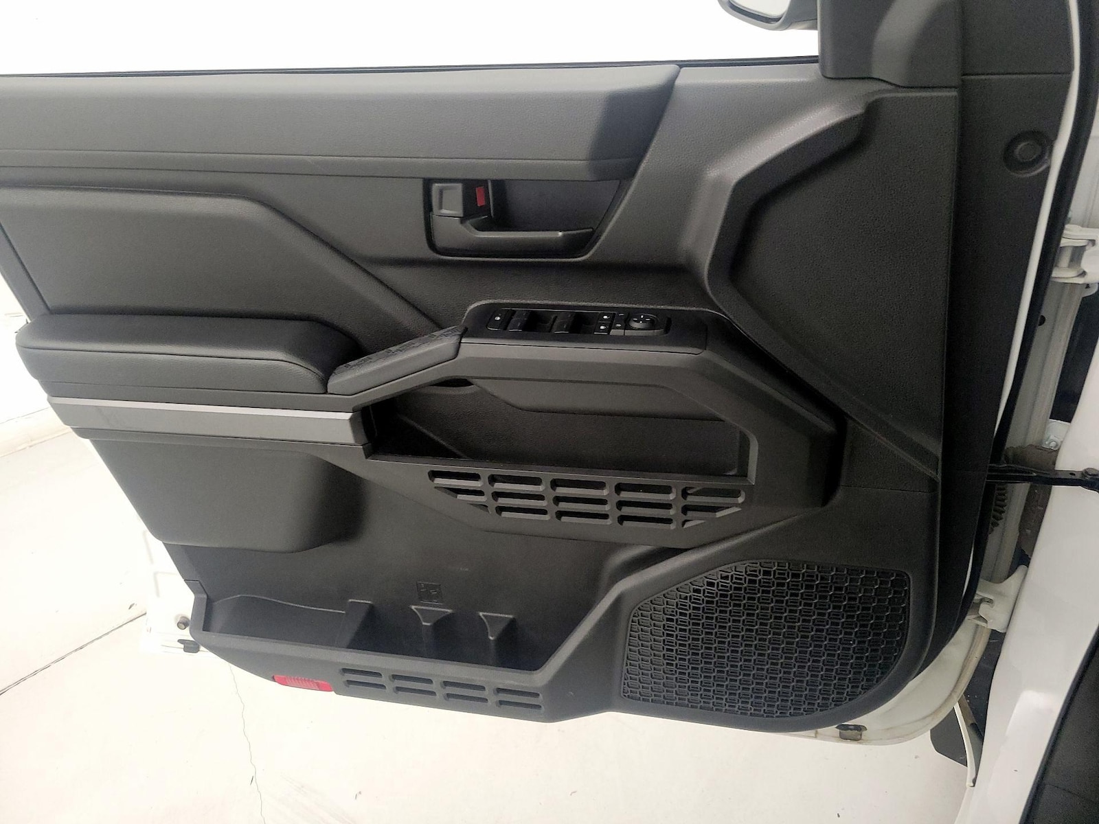 2025 Toyota Tacoma SR5 - Photo 13