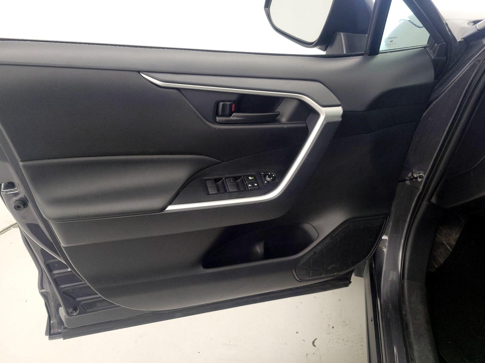 2025 Toyota RAV4 LE - Photo 13