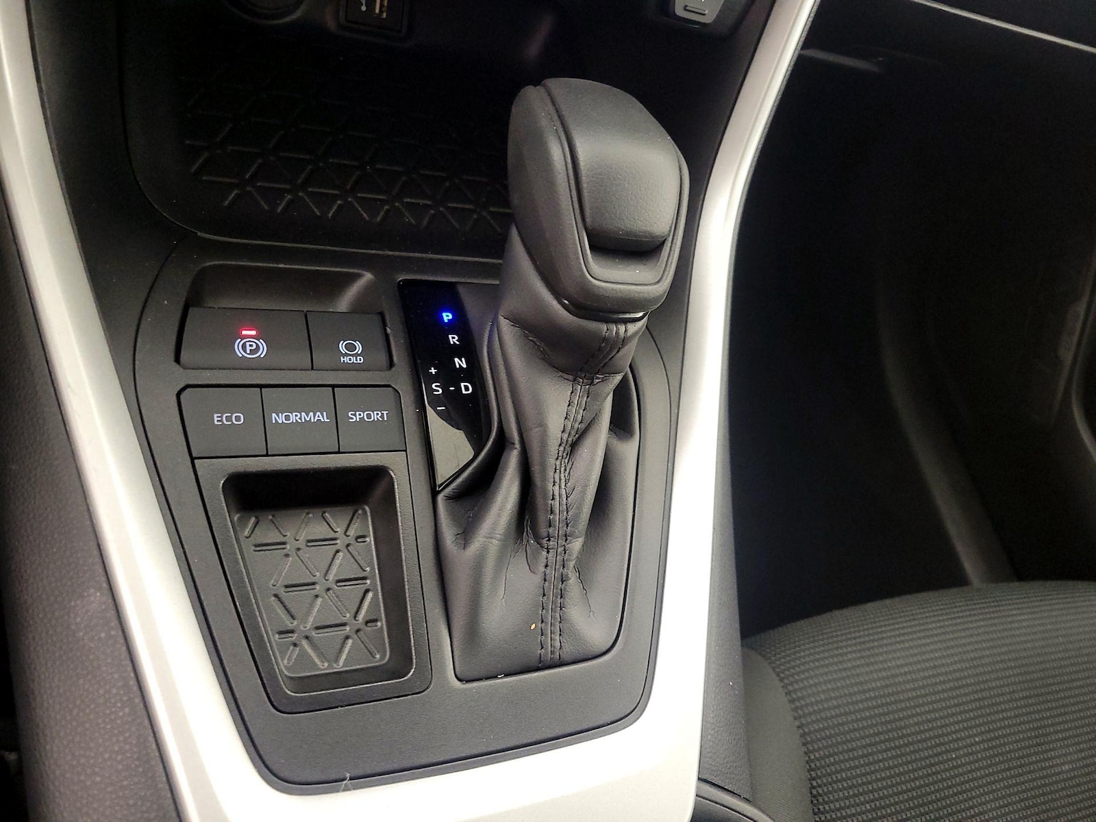 2025 Toyota RAV4 LE - Photo 18