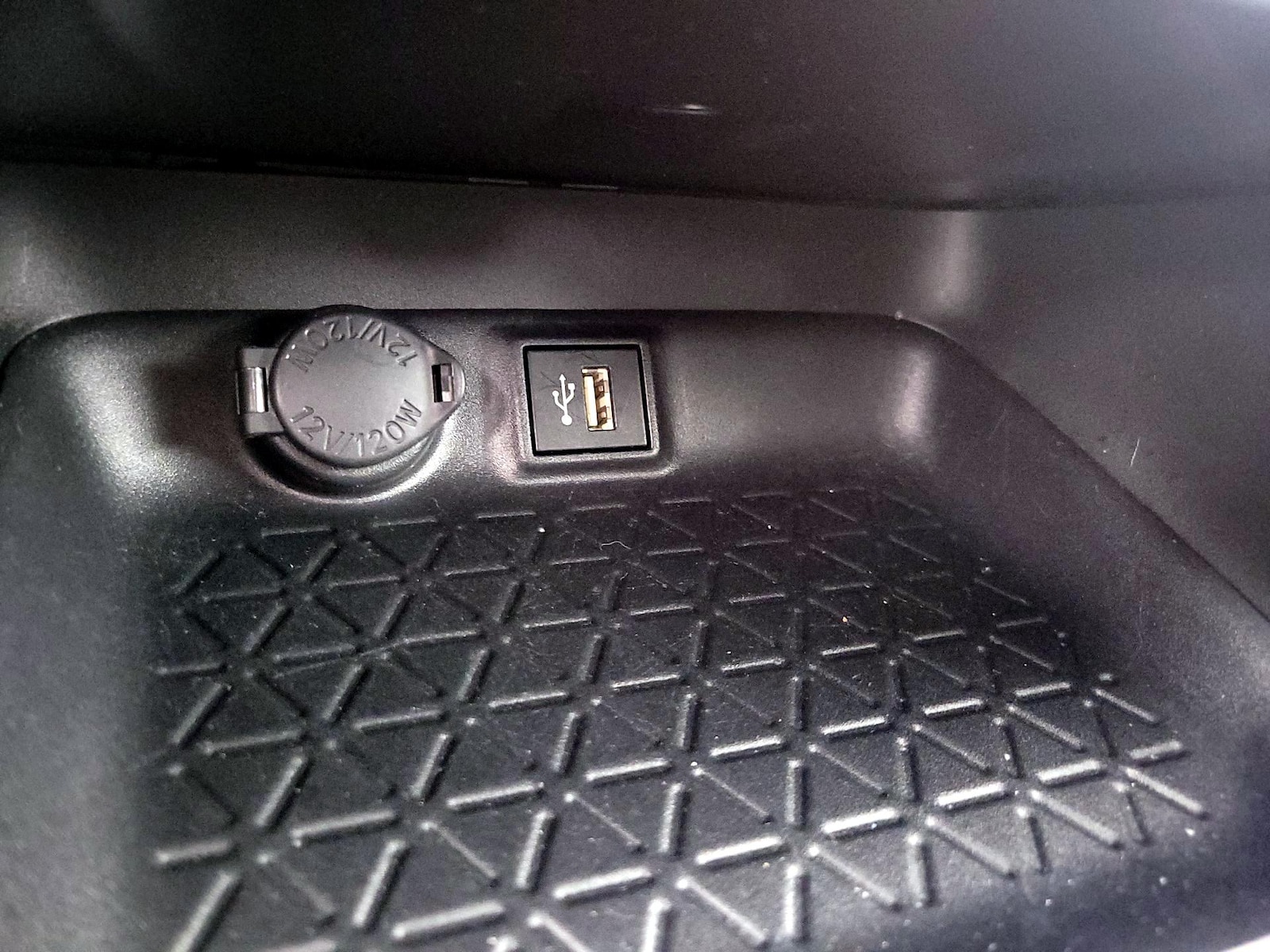 2025 Toyota RAV4 LE - Photo 19