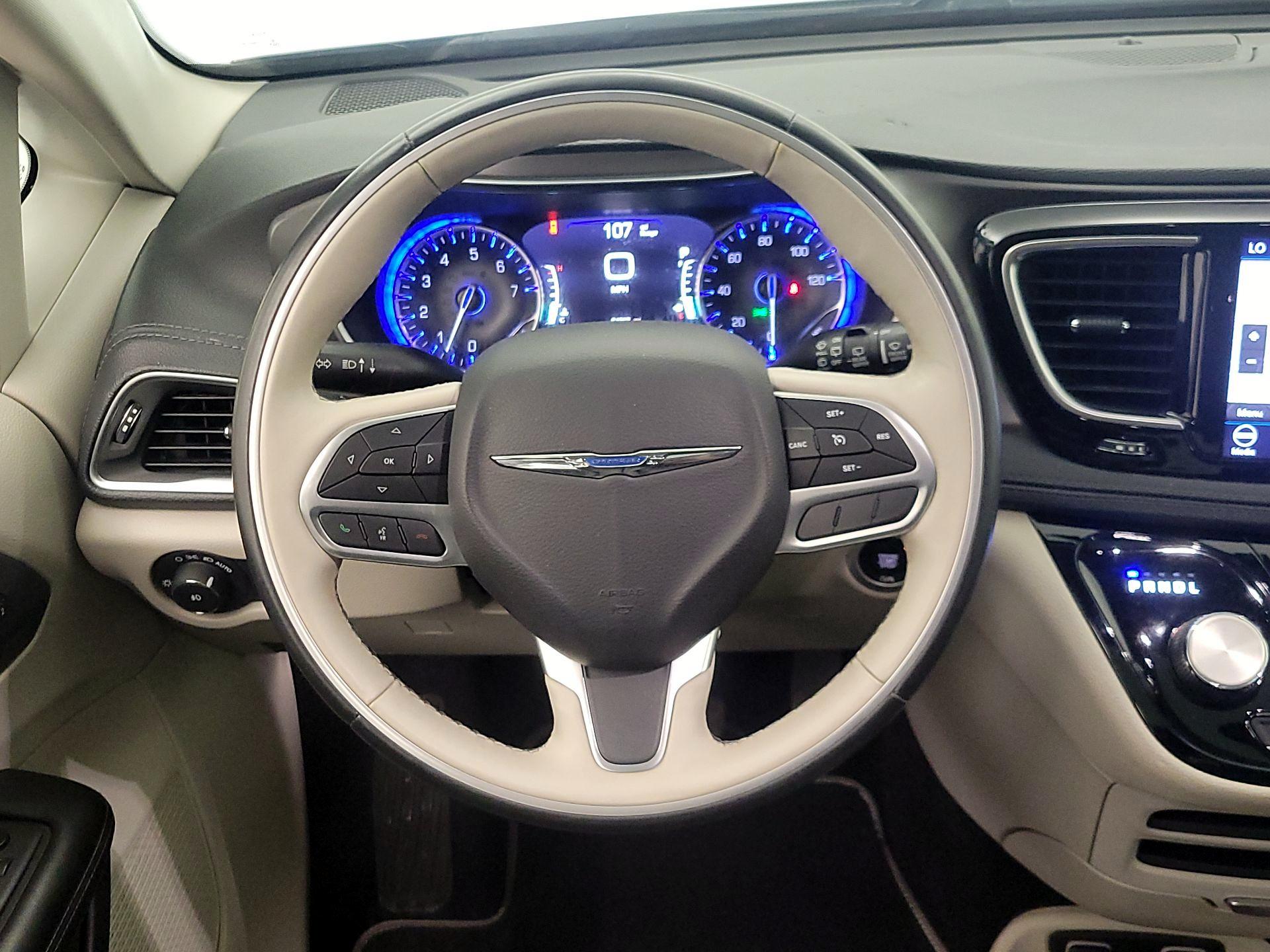 Thumbnail: 2019 Chrysler Pacifica - 10