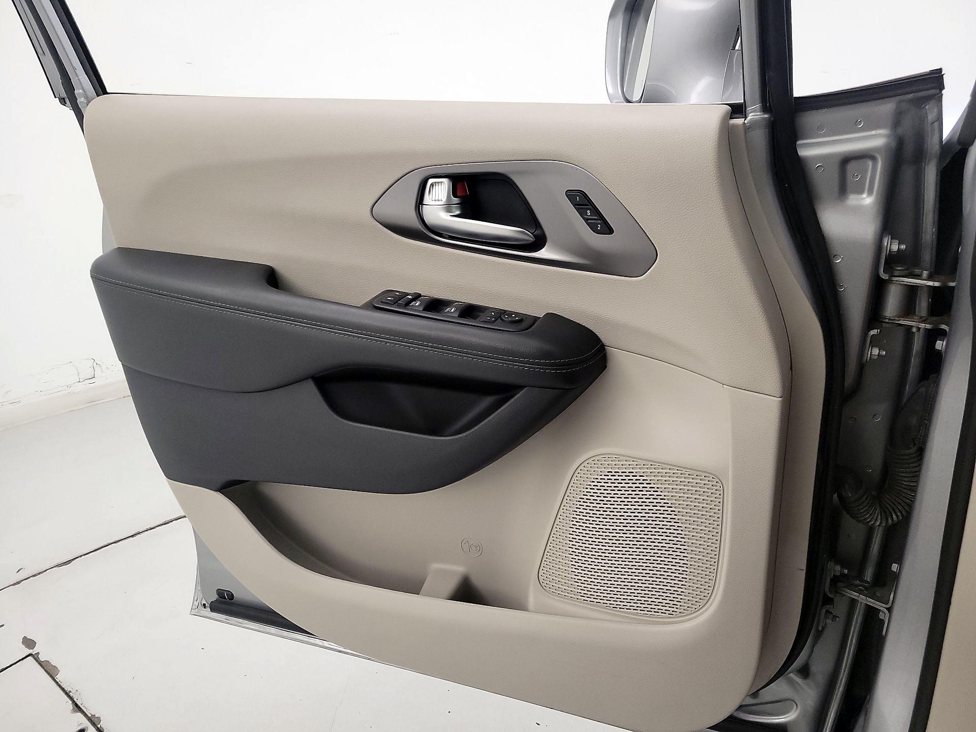 Thumbnail: 2019 Chrysler Pacifica - 12