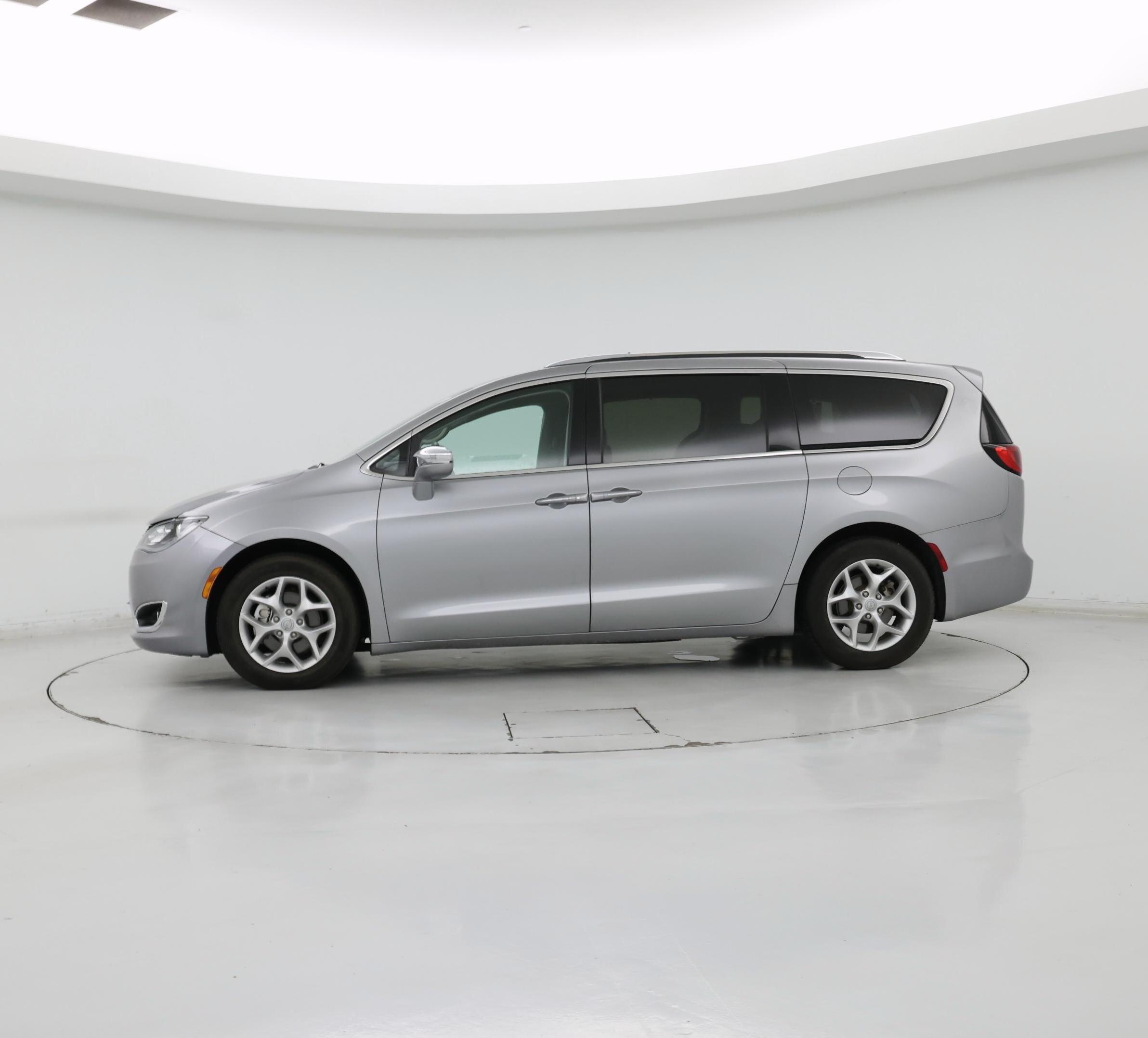 Thumbnail: 2019 Chrysler Pacifica - 3