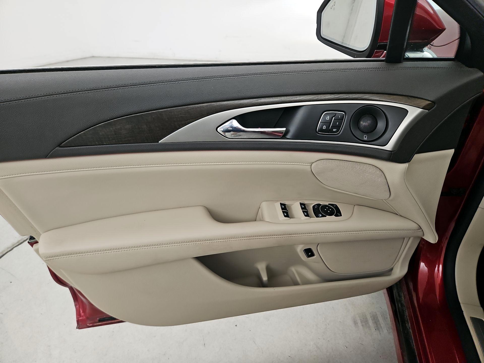 Thumbnail: 2020 Lincoln MKZ - 12