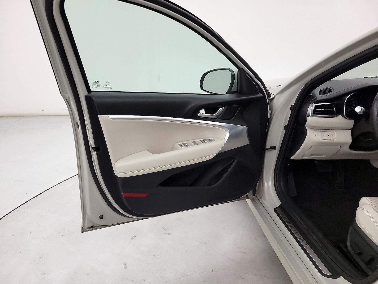 2025 GENESIS G70 Standard - Photo 11