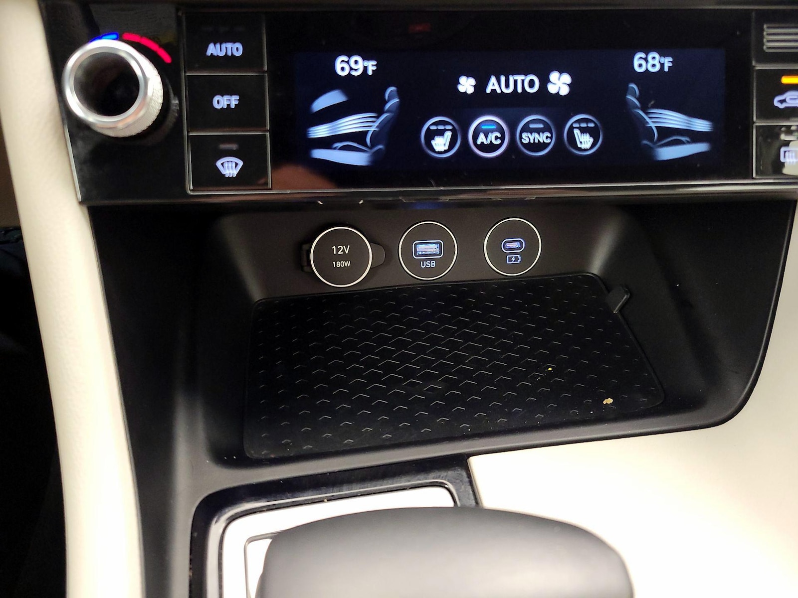2025 GENESIS G70 Standard - Photo 18