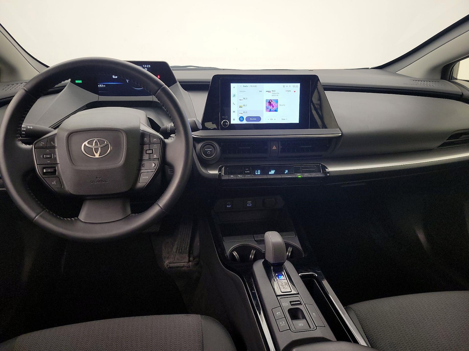 2025 Toyota Prius LE - Photo 10
