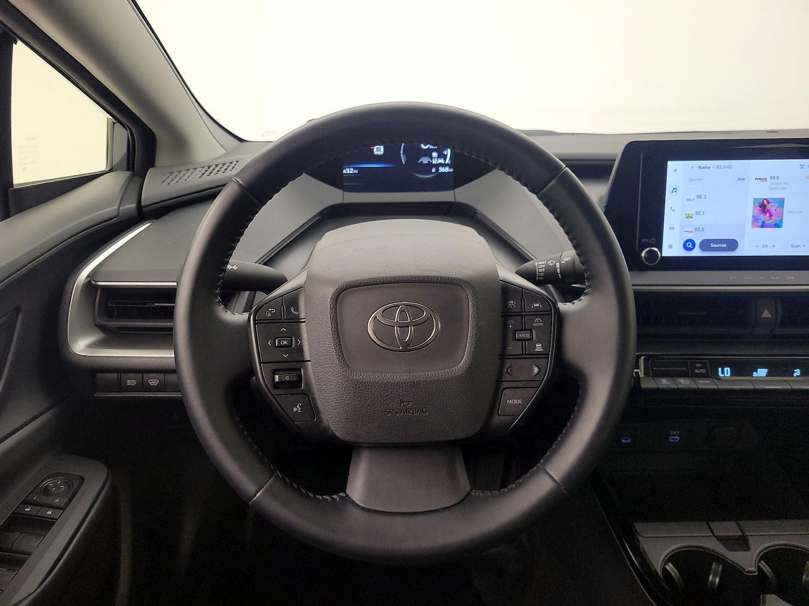 2025 Toyota Prius LE - Photo 11