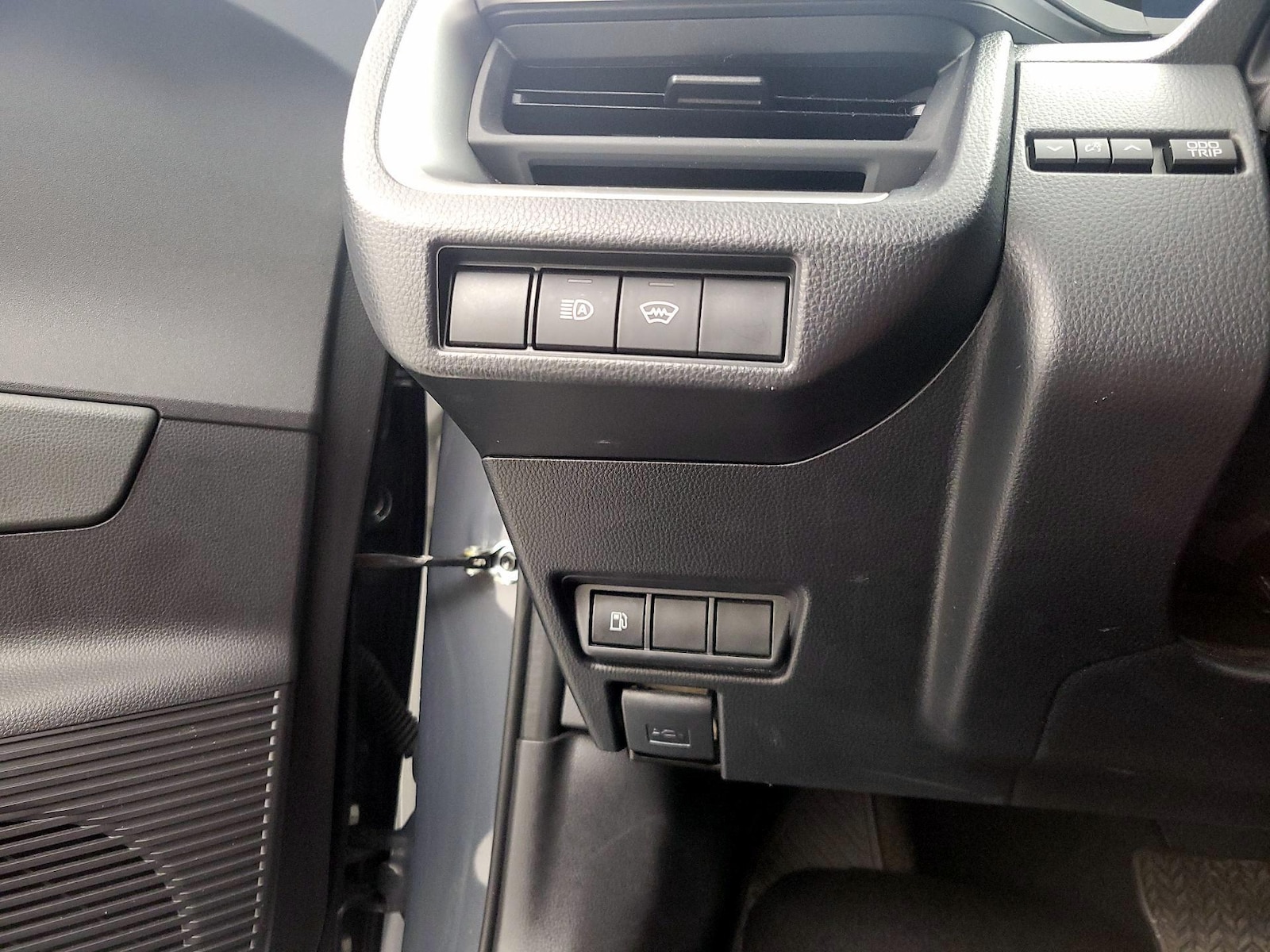 2025 Toyota Prius LE - Photo 14