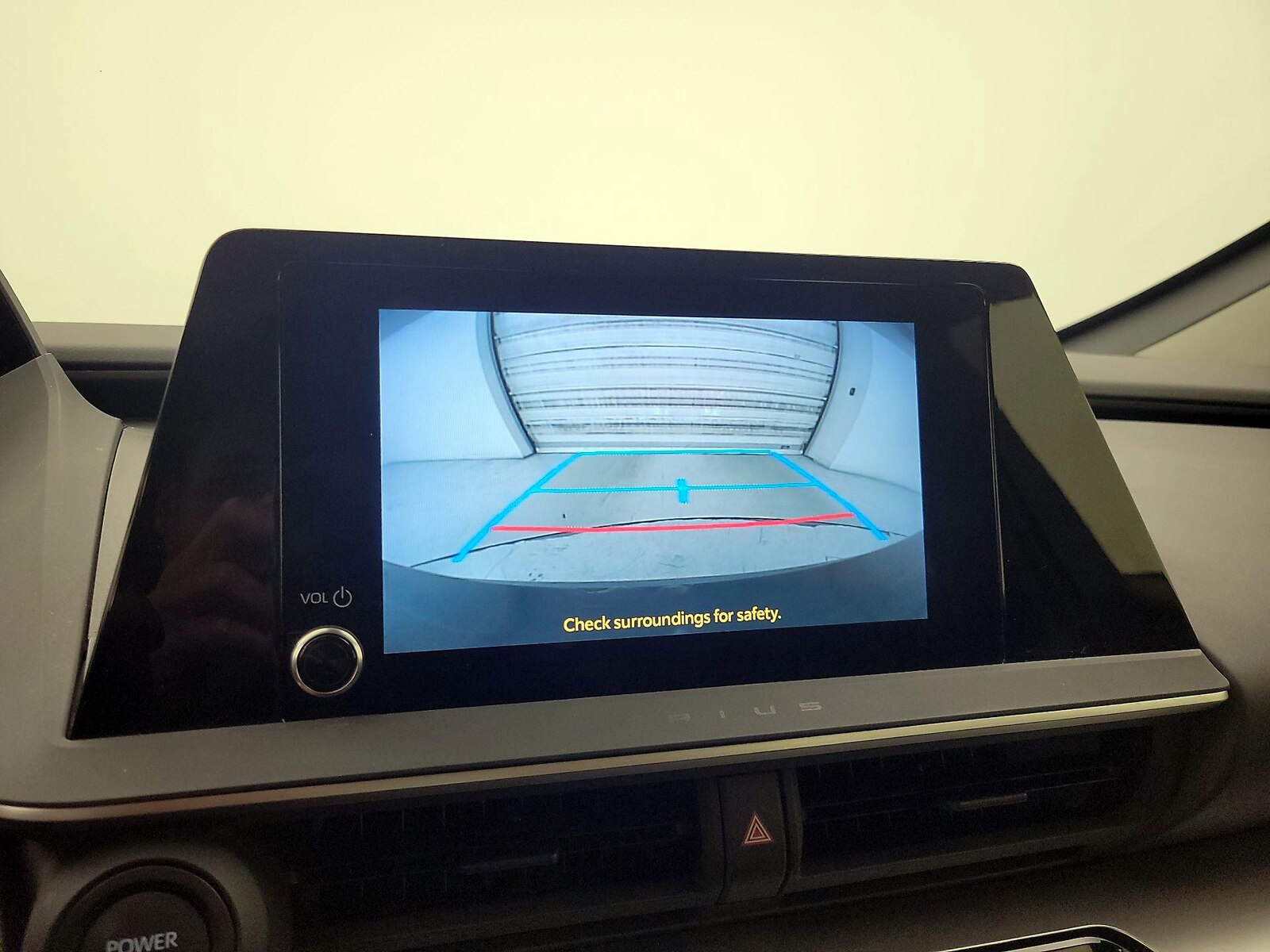 2025 Toyota Prius LE - Photo 15