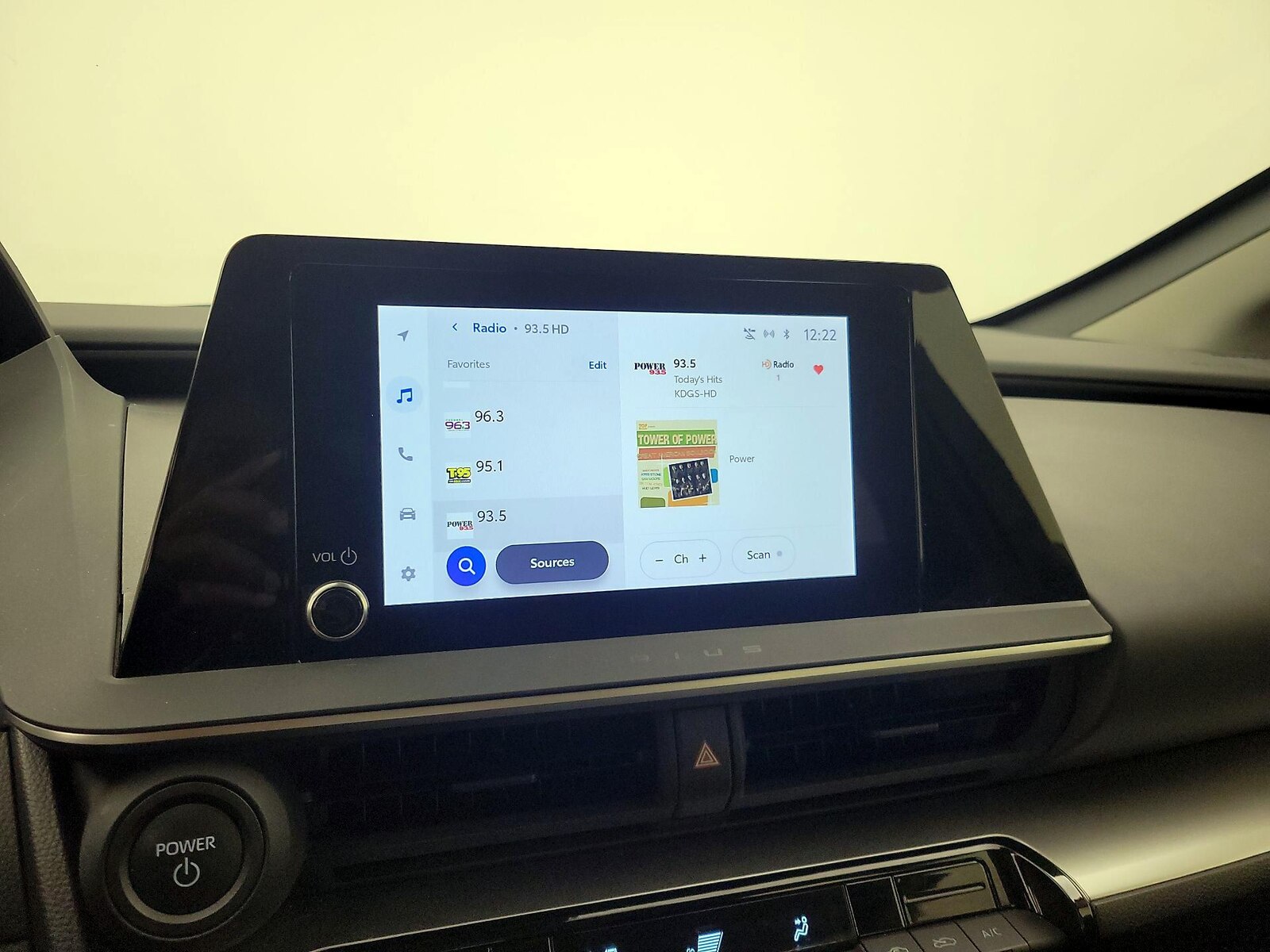 2025 Toyota Prius LE - Photo 16