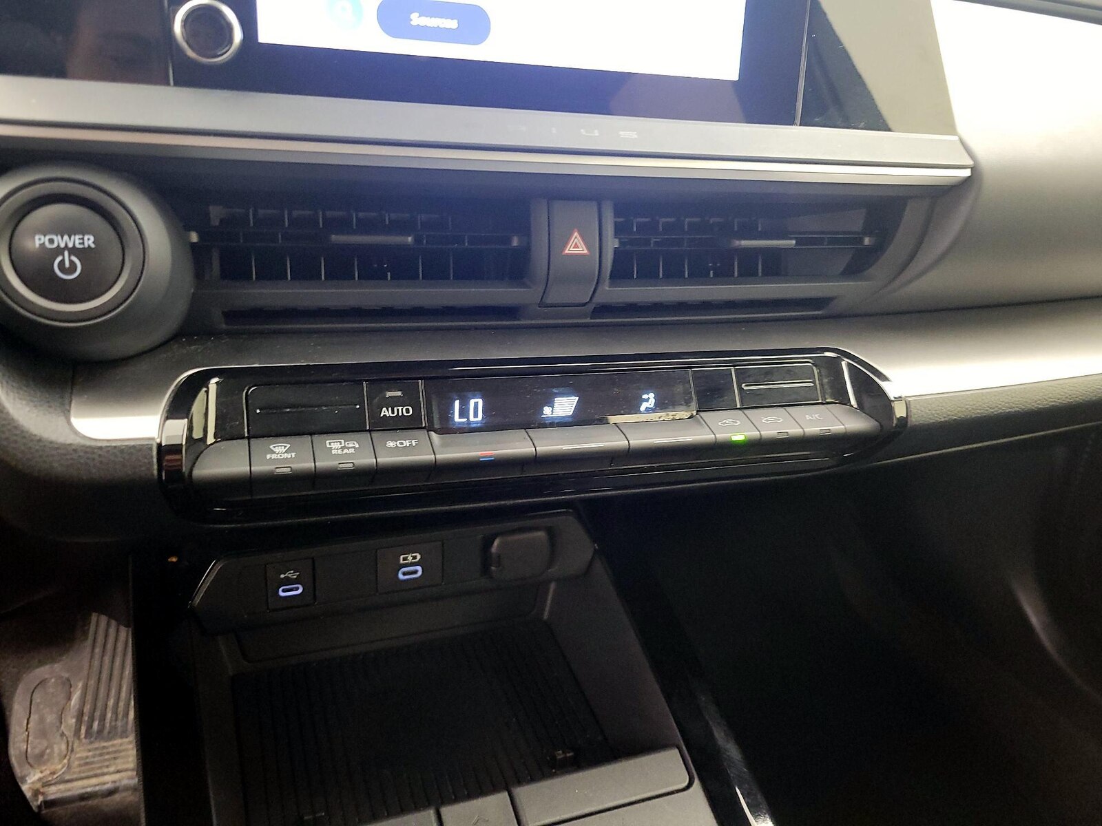 2025 Toyota Prius LE - Photo 17