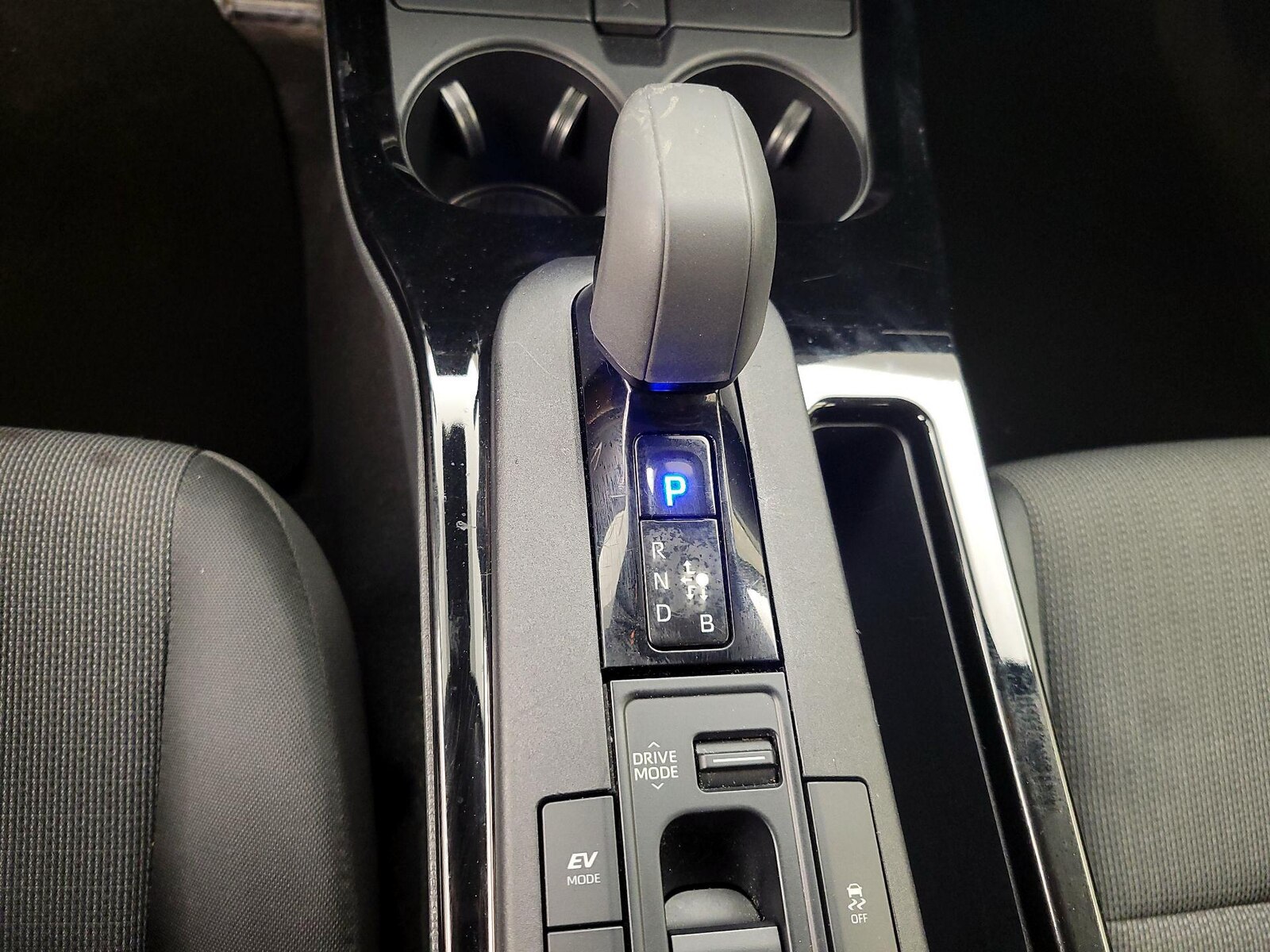 2025 Toyota Prius LE - Photo 18