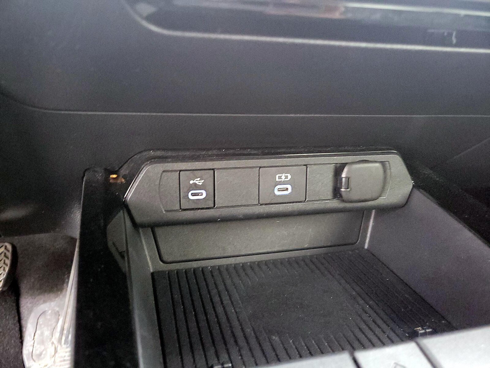 2025 Toyota Prius LE - Photo 19