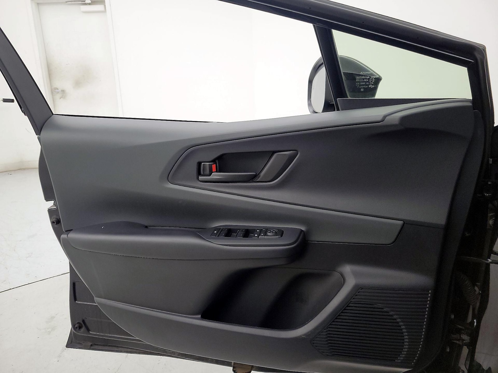 2025 Toyota Prius LE - Photo 13