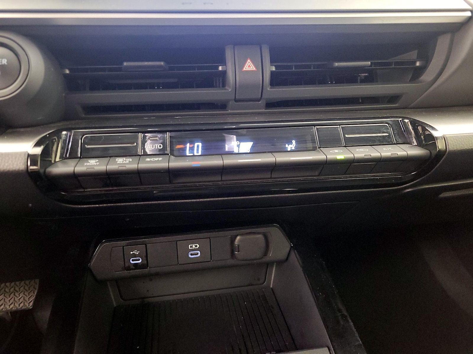 2025 Toyota Prius LE - Photo 18