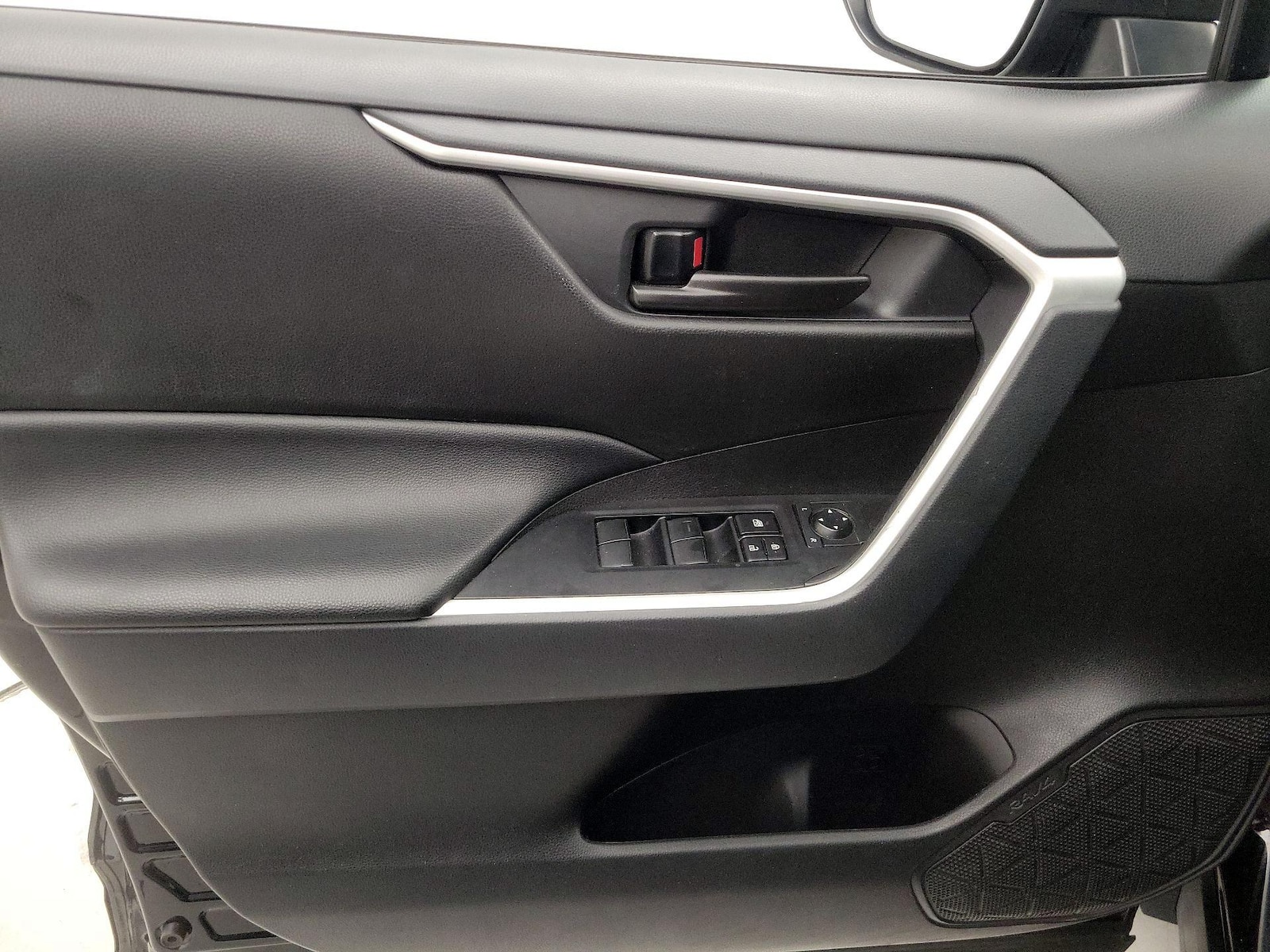 2025 Toyota RAV4 LE - Photo 13