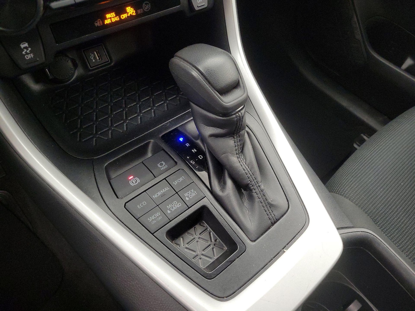 2025 Toyota RAV4 LE - Photo 18