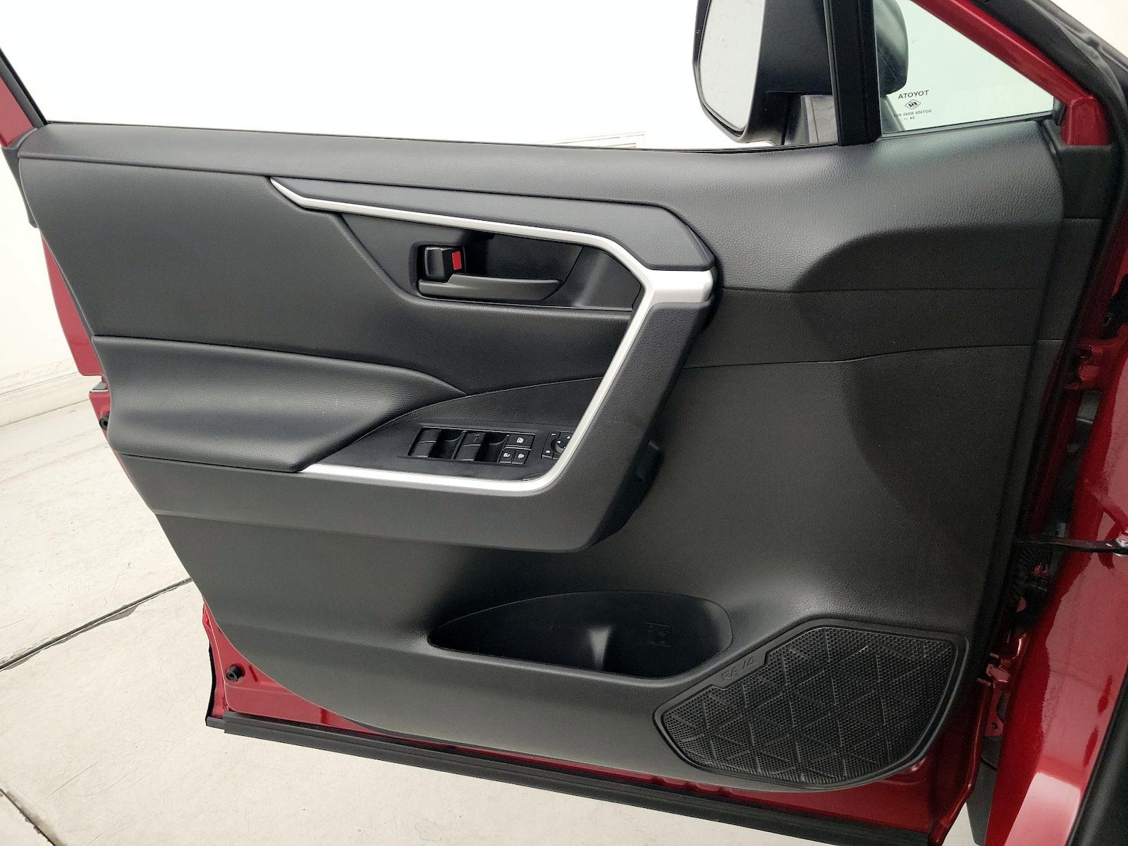 2025 Toyota RAV4 LE - Photo 13