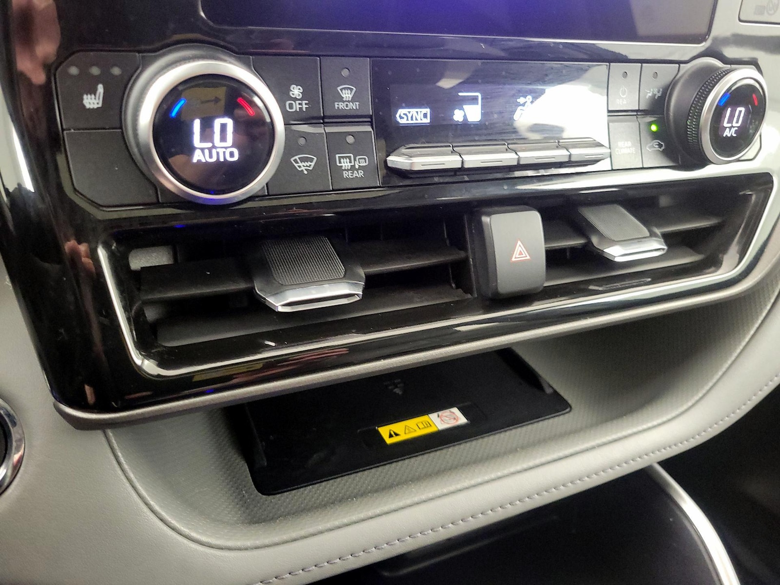 2023 Toyota Highlander XLE - Photo 18