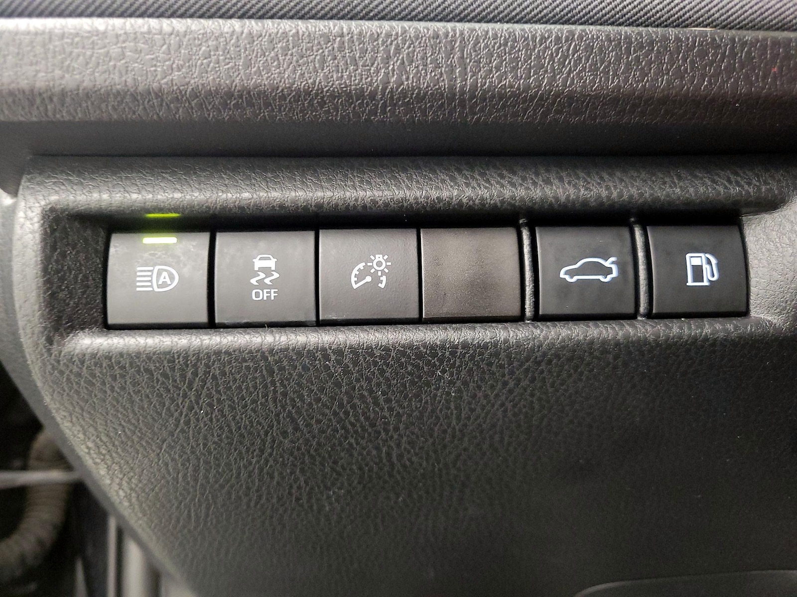 2025 Toyota Camry LE - Photo 14