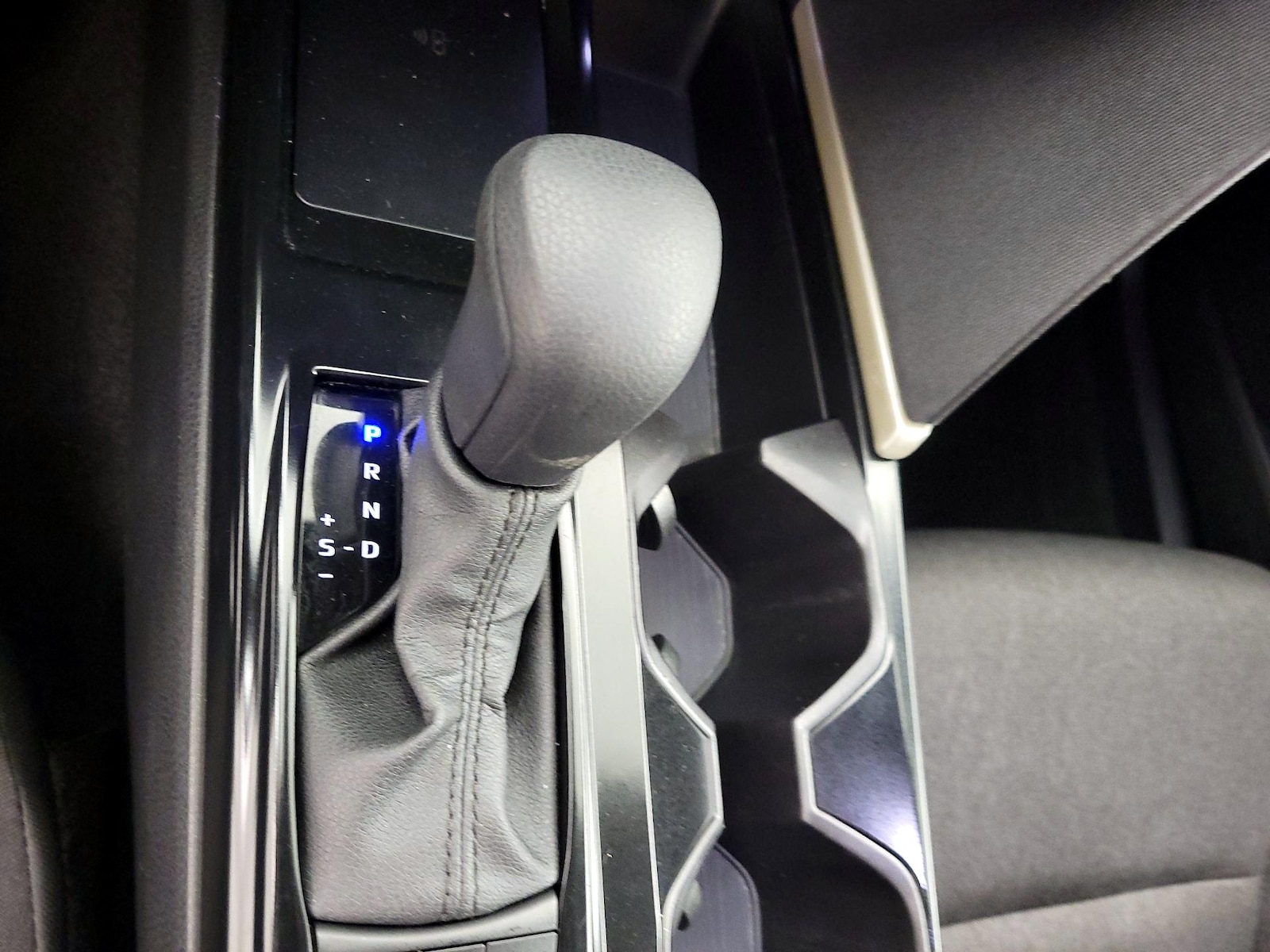 2025 Toyota Camry LE - Photo 18