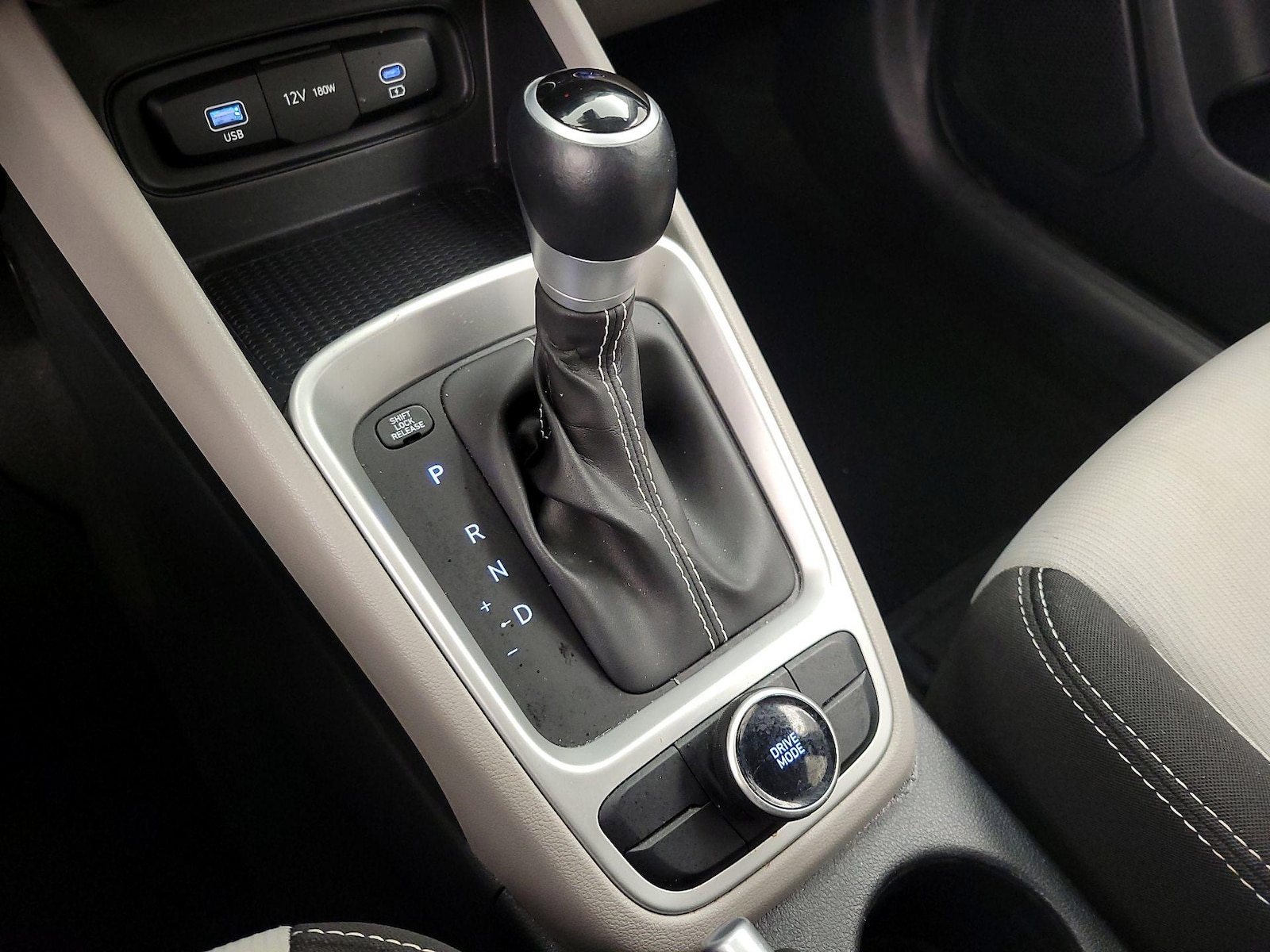 2025 Hyundai Venue SEL - Photo 18