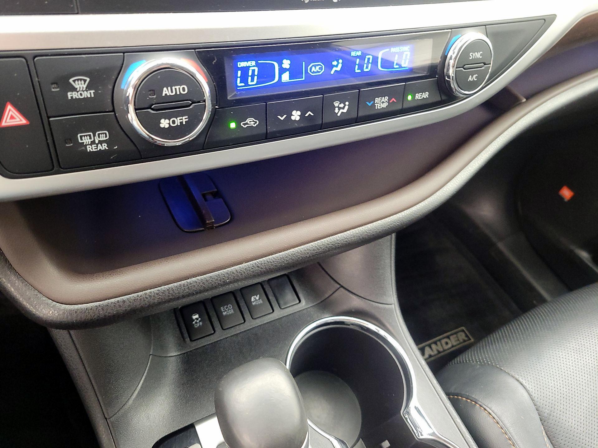 Thumbnail: 2015 Toyota Highlander - 14