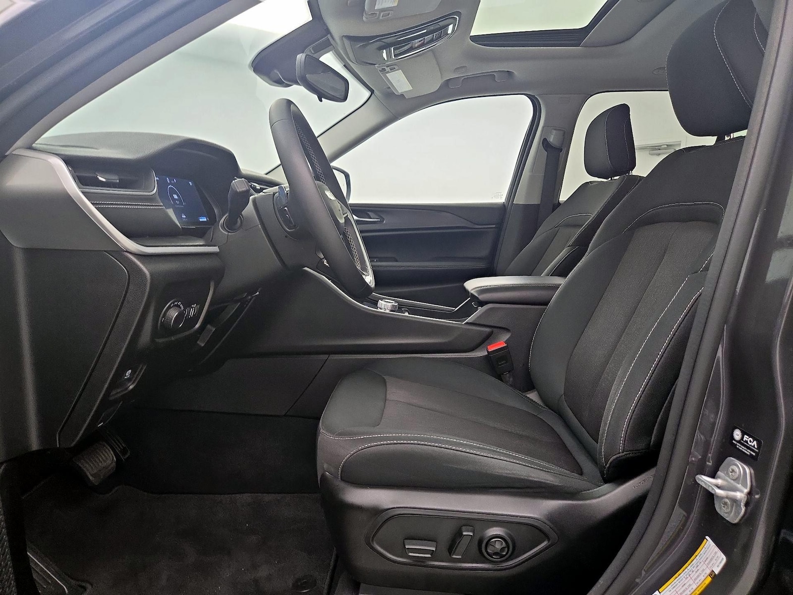 2024 Jeep Grand Cherokee Laredo - Photo 12