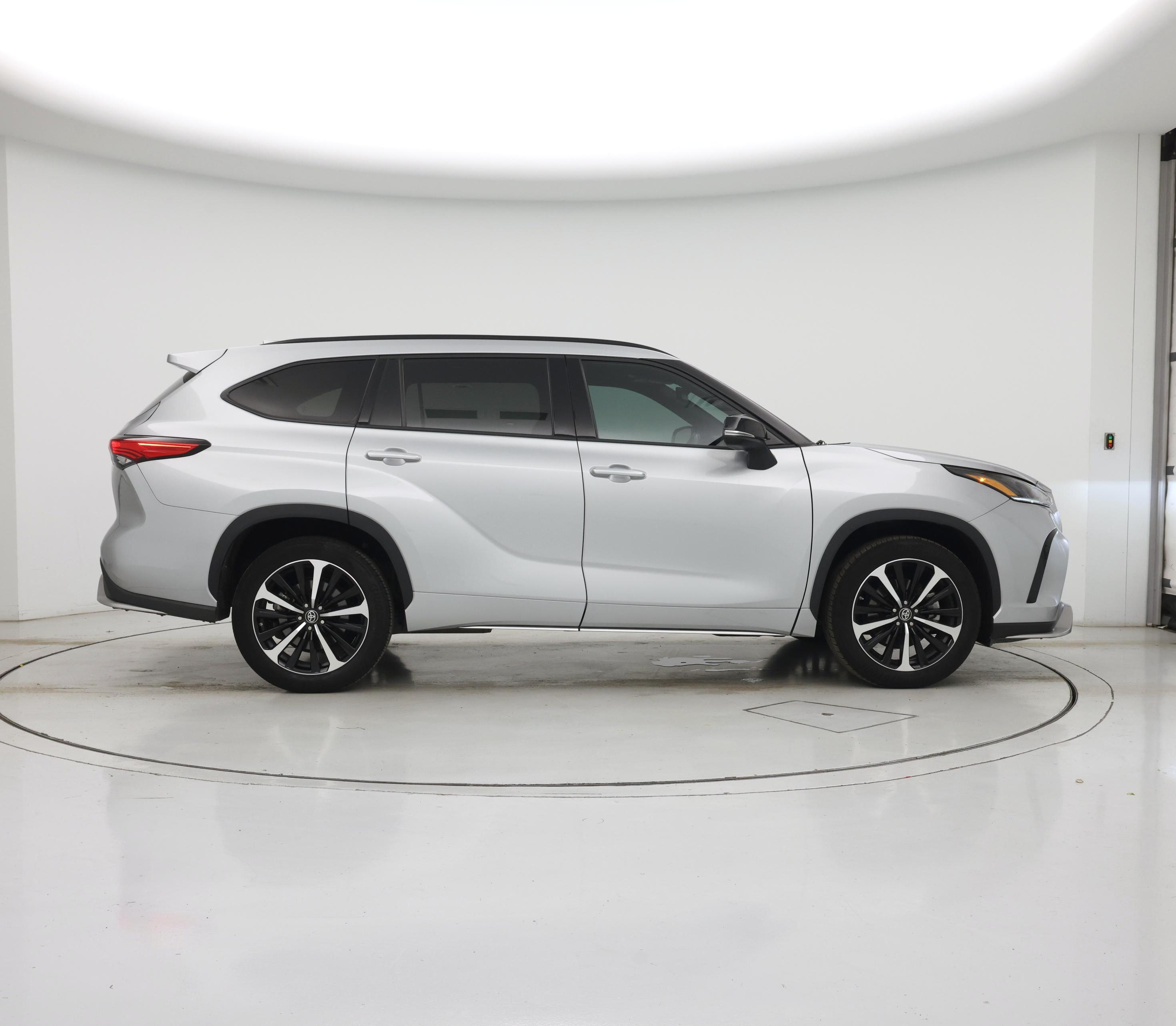 Thumbnail: 2022 Toyota Highlander - 7