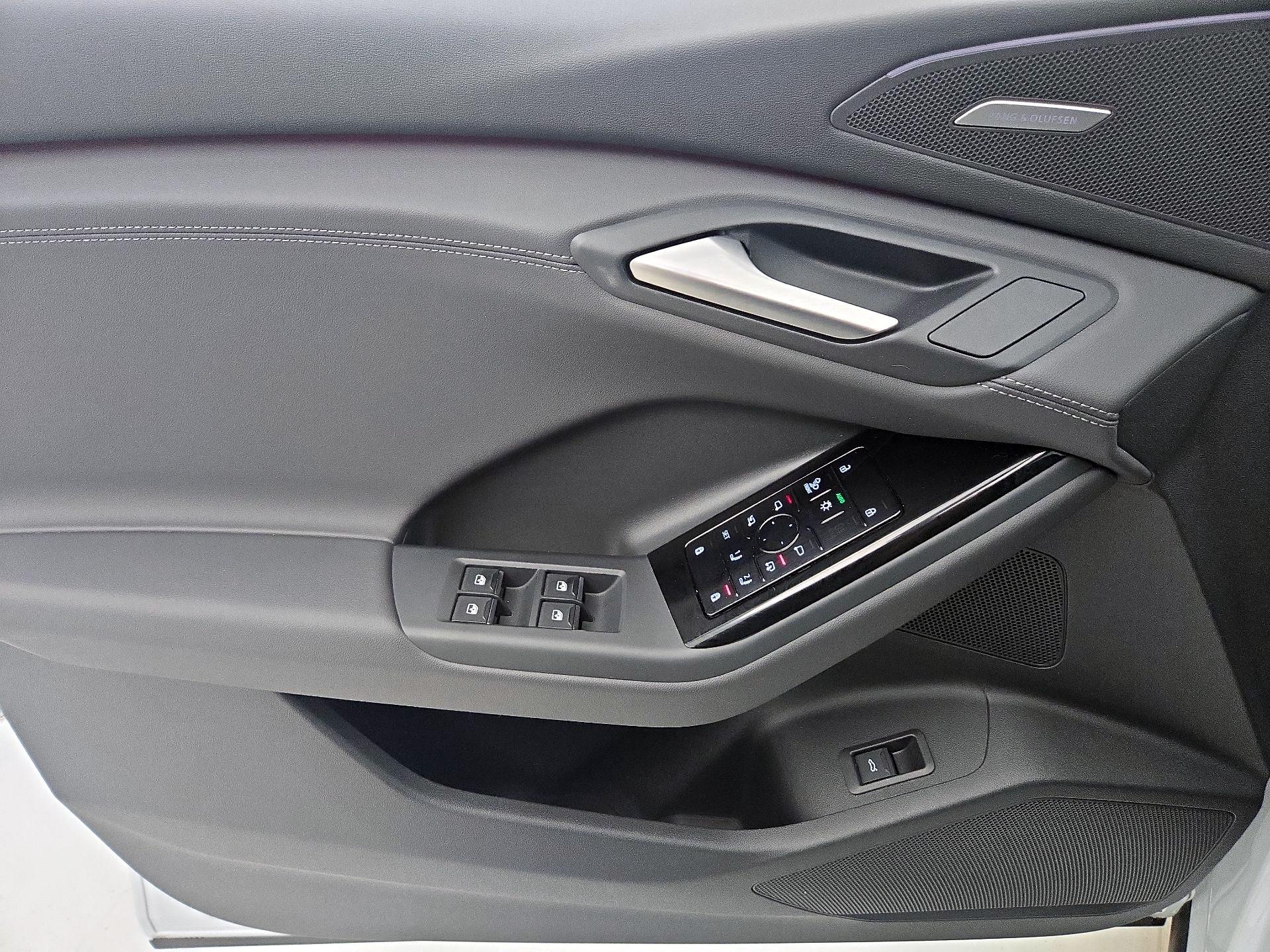 Thumbnail: 2025 Audi Q6 e-tron - 12