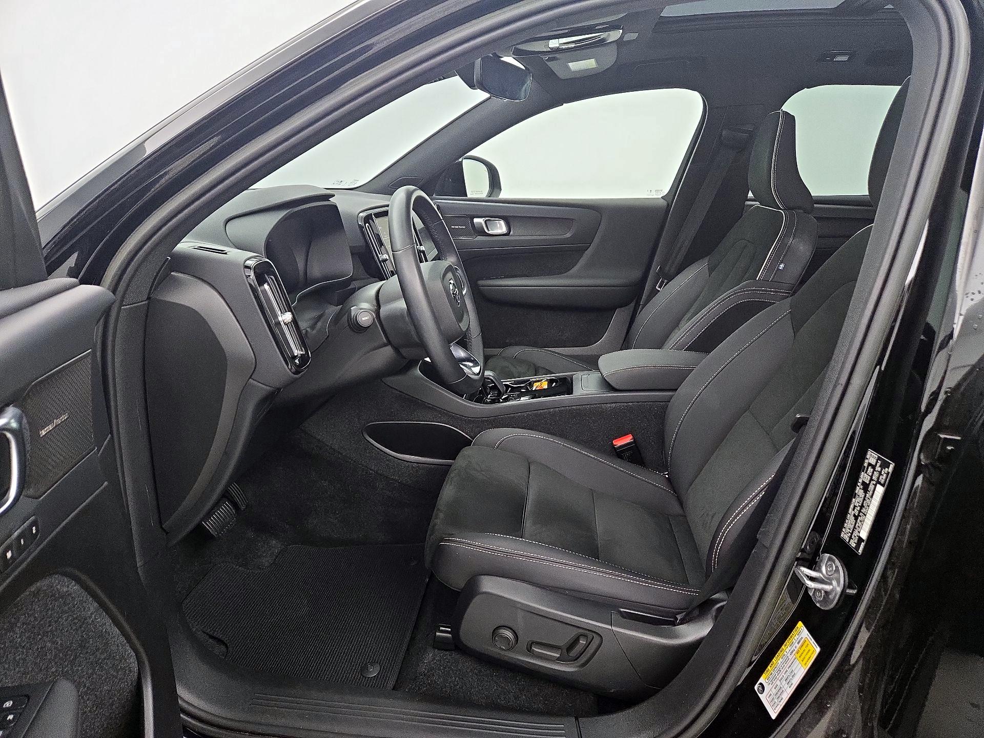 Thumbnail: 2023 Volvo XC40 - 11