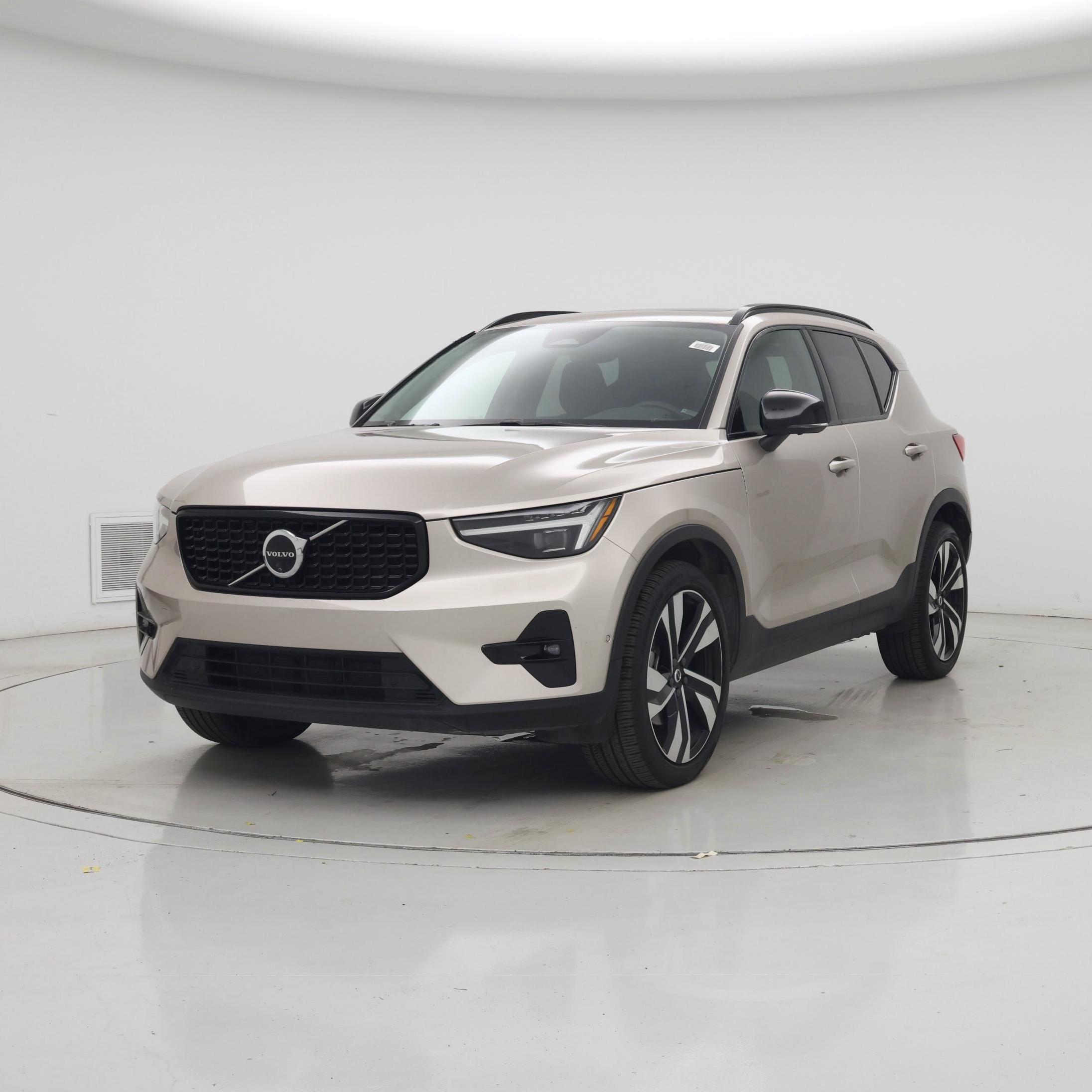 Thumbnail: 2024 Volvo XC40 - 4
