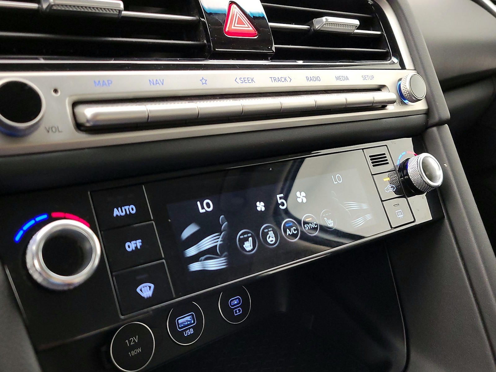 2025 GENESIS G70 Standard - Photo 18