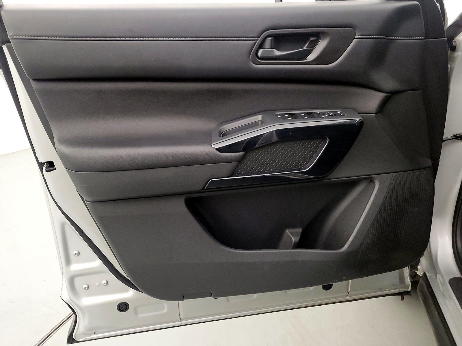 2025 Nissan Pathfinder SV - Photo 13