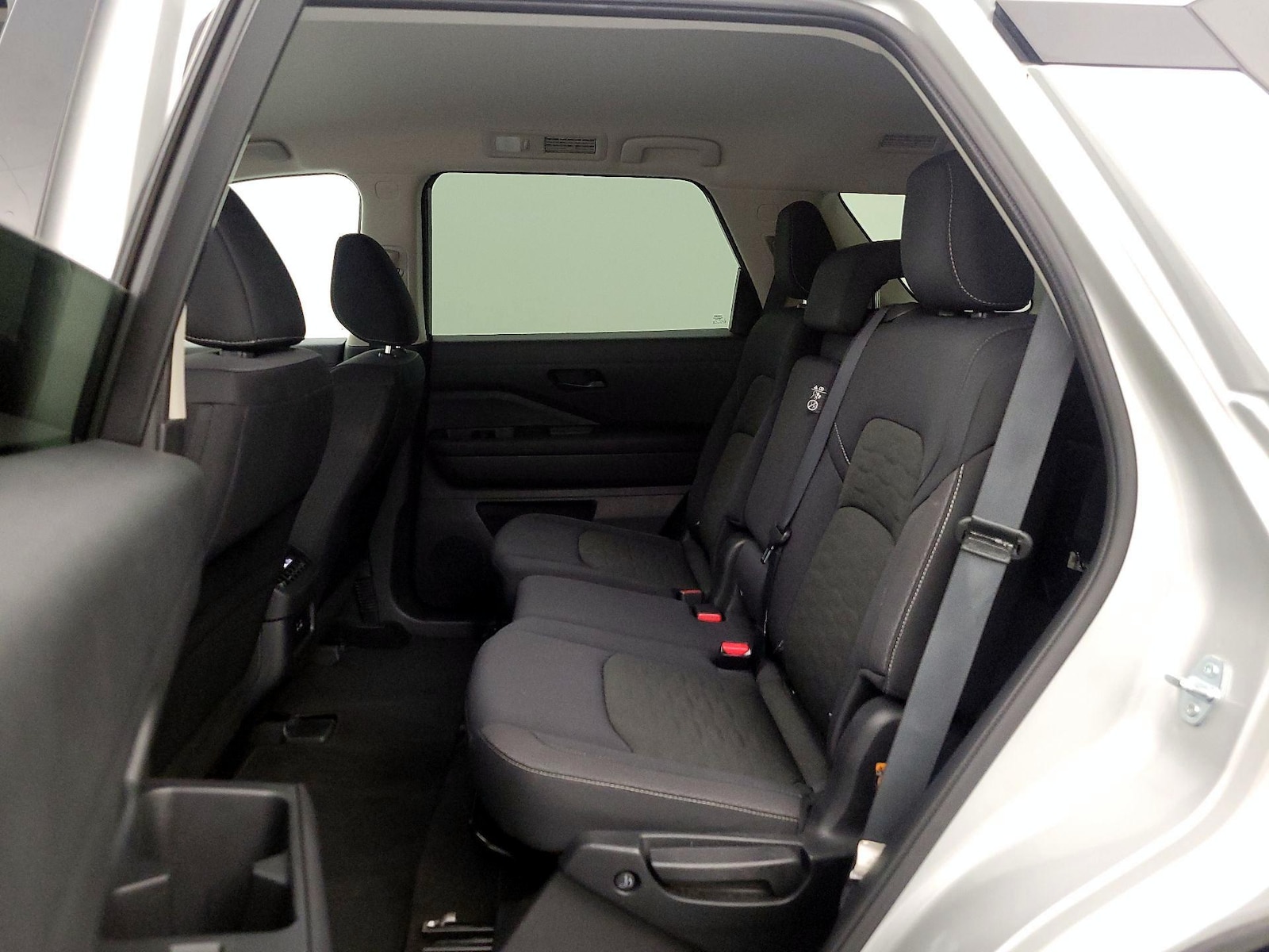 2025 Nissan Pathfinder SV - Photo 20