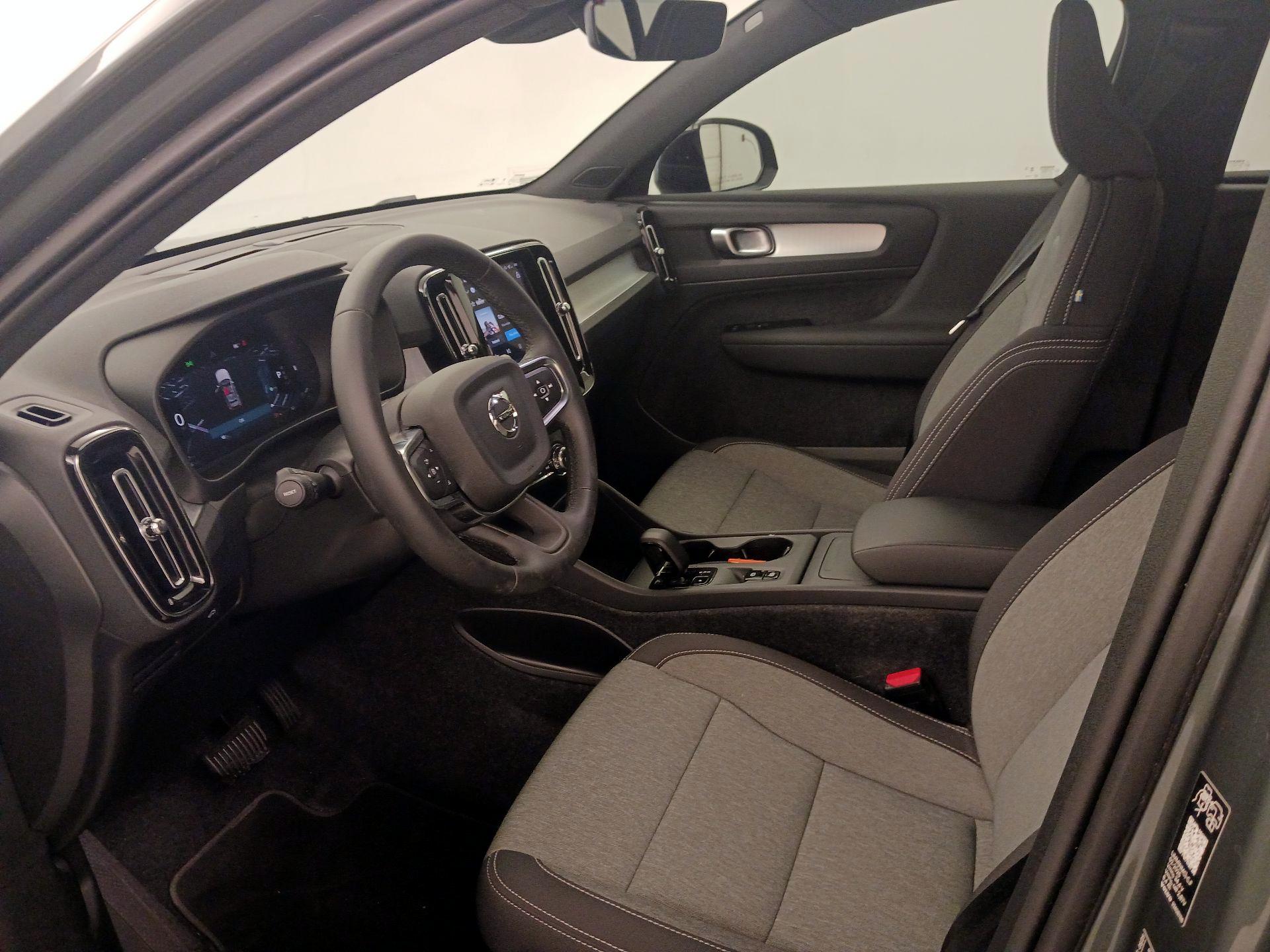Thumbnail: 2026 Volvo XC40 - 11