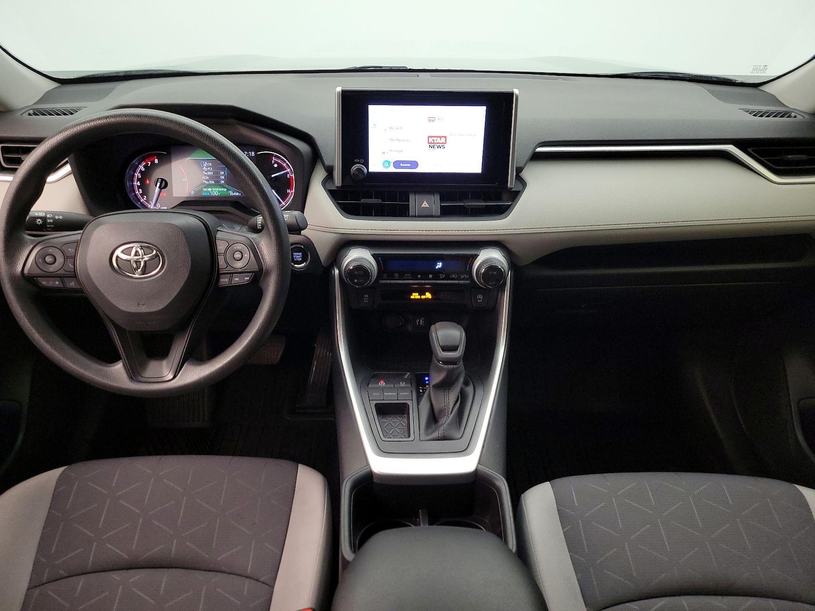 2023 Toyota RAV4 XLE - Photo 10