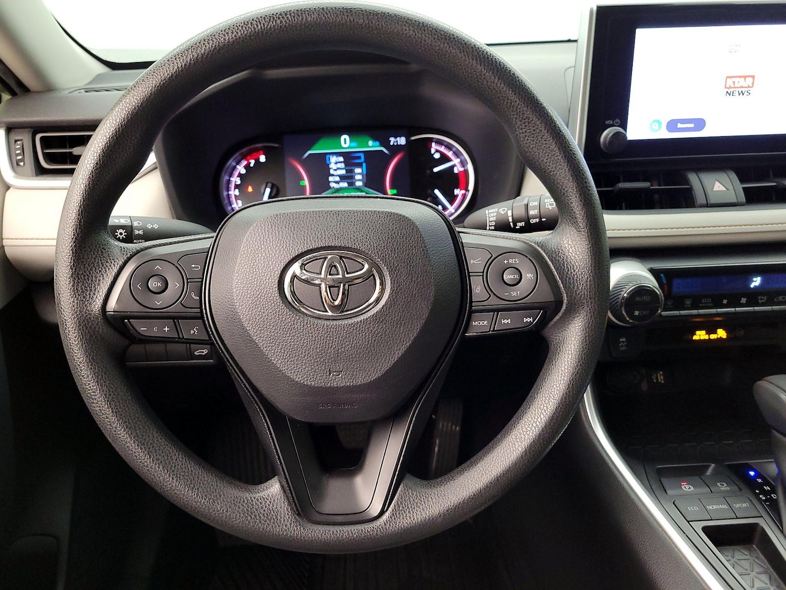 2023 Toyota RAV4 XLE - Photo 11
