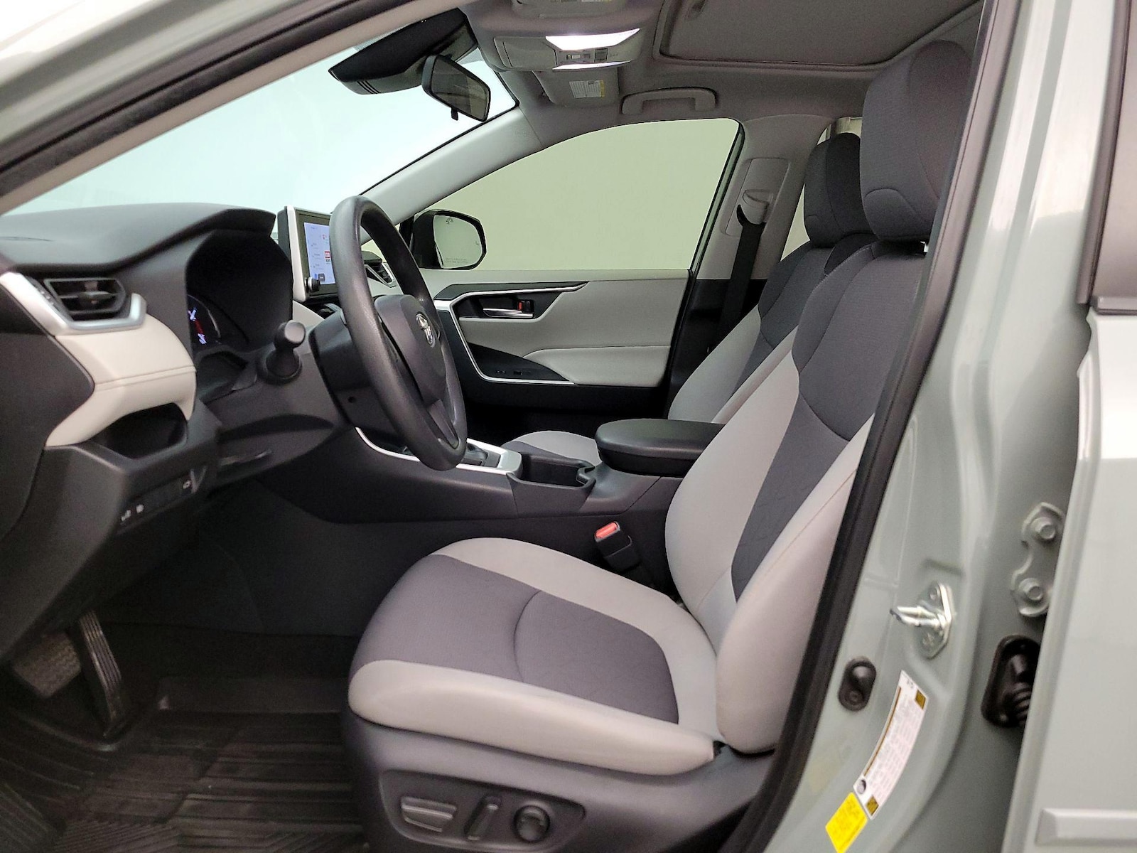 2023 Toyota RAV4 XLE - Photo 12