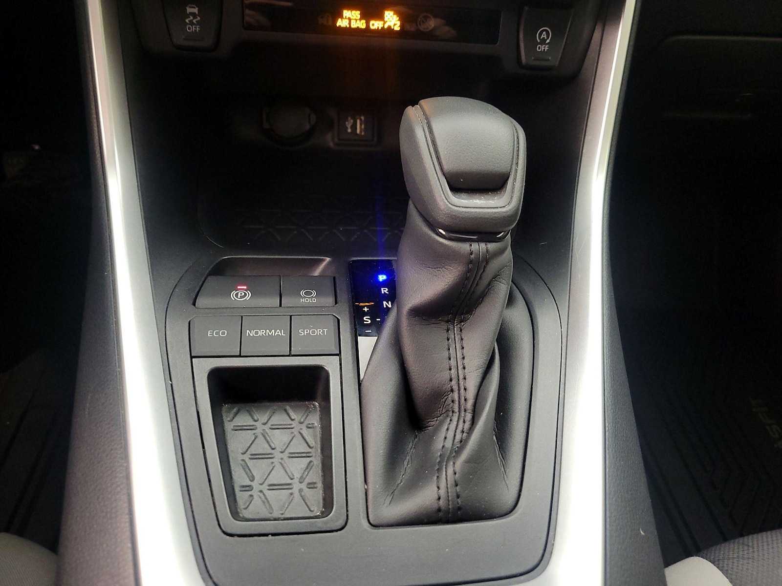 2023 Toyota RAV4 XLE - Photo 18