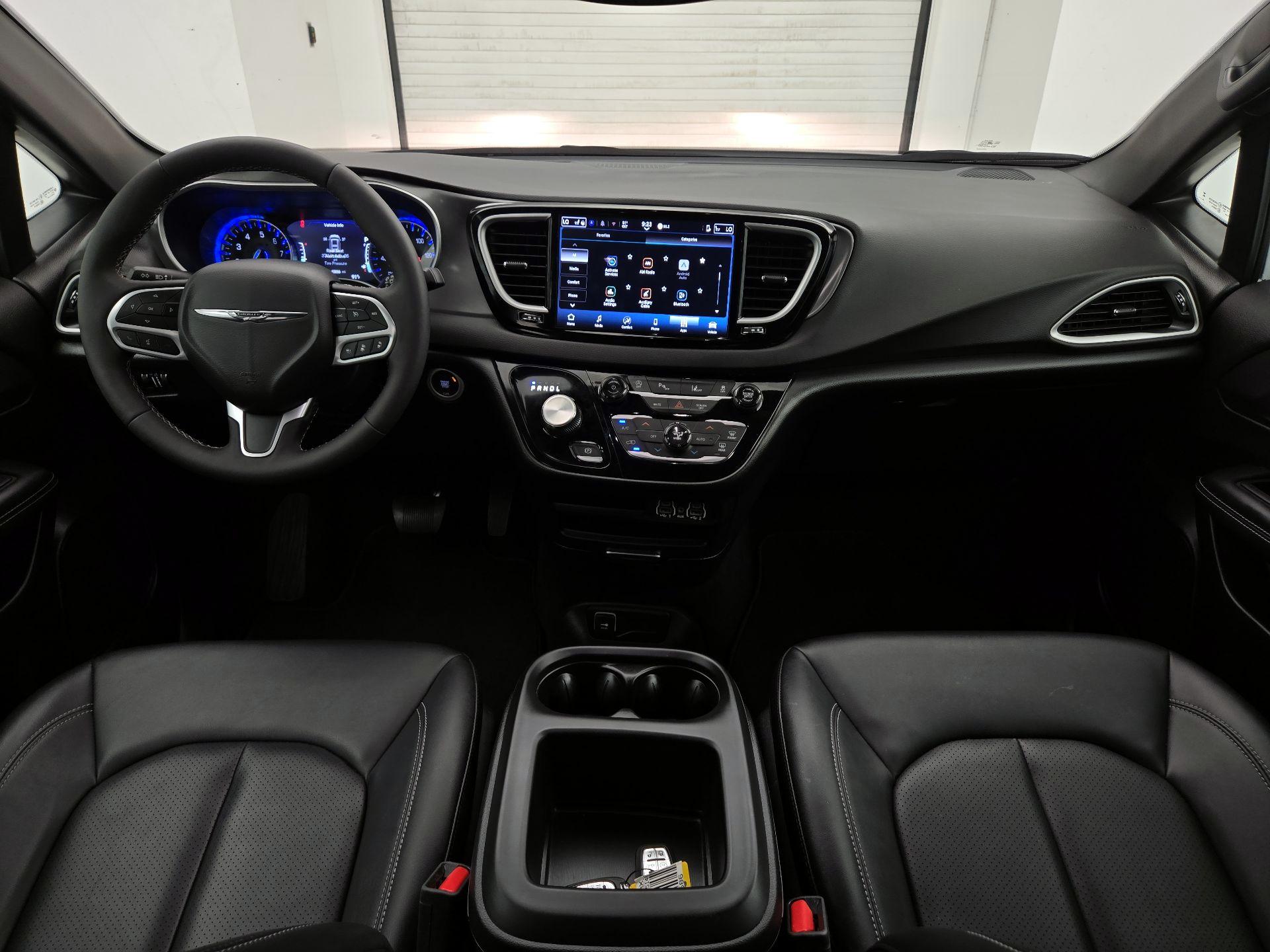 Thumbnail: 2025 Chrysler Voyager - 9
